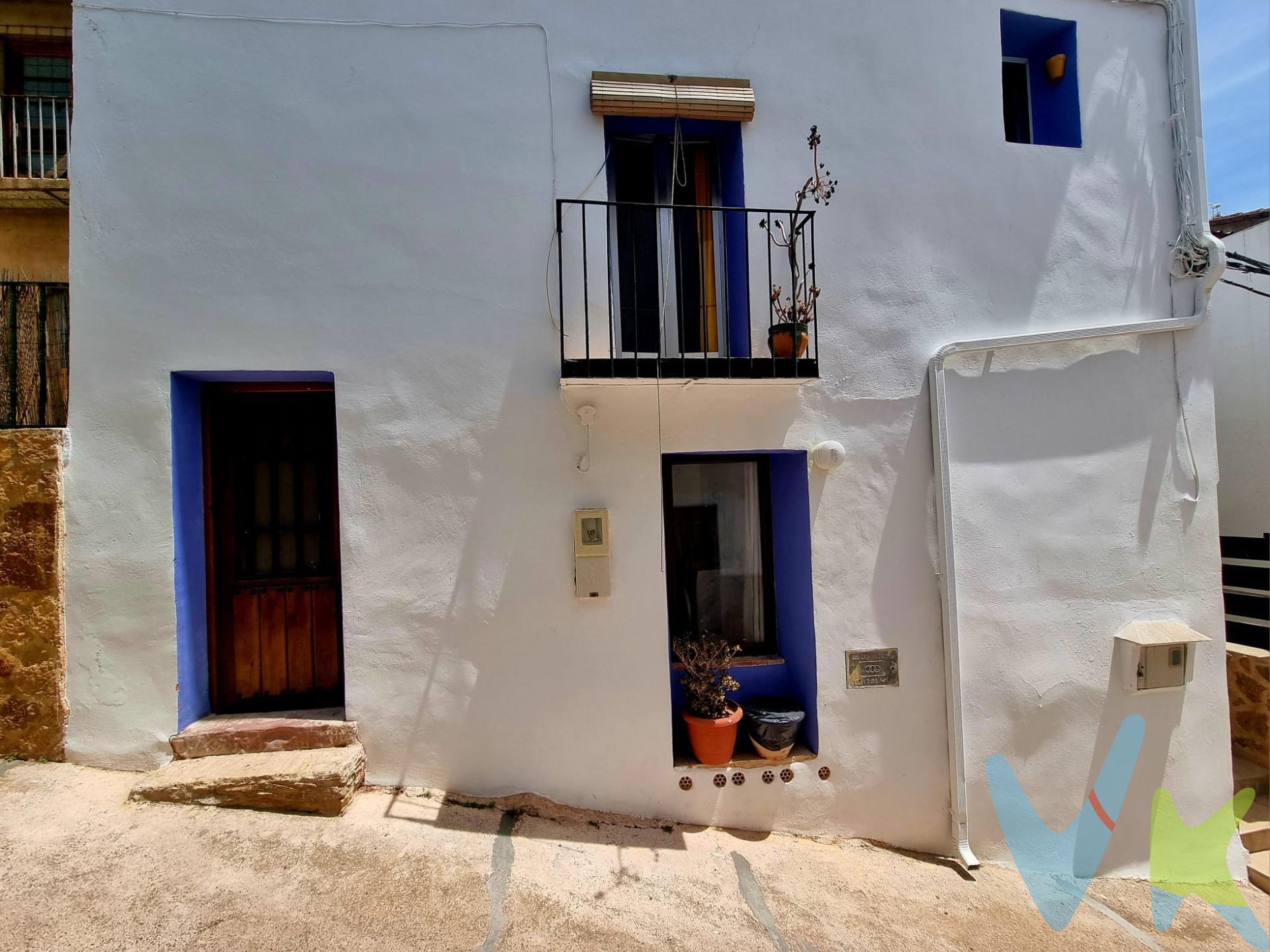 CASA DE PUEBLO REFORMADA EN GÁTOVA MUY LUMINOSA. Presentamos esta casa de pueblo de 3 alturas en Gátova en la Sierra de la Calderona, Provincia de Valencia. La casa ha sido reformada en los últimos 3 años y se ha cambiado el tejado de la misma. En la planta baja tenemos la entrada con una escalera y a la derecha de esta encontramos un almacén o trastero de buen tamaño, donde está el termo a gas y la lavadora. Este cuarto tiene también una ventana a la calle. Subiendo la escalera podemos apreciar el estilo rústico de la casa con su pared de piedra original. . En la primera planta nos recibe un salón con una chimenea, estantería de obra y un pequeño balcón. A un lado subiendo unos escalones se encuentra la cocina independiente y desde aquí se accede al baño con plato de ducha. Del otro lado del salón hay una hermosa escalera abierta que da al comedor, que nos lleva a la segunda planta. La casa conserva las vigas de madera originales. En la segunda planta hay 2 habitaciones, las mismas son exteriores, con suelos de parquet y con vistas a la montaña. La primera tiene un gran ventanal, y existe un altillo q sirve de zona de almacenaje o juegos o para poner otra cama más elevada. La segunda habitación entra una cama doble, y al hacer esquina tiene ventanas en dos orientaciones. La casa tiene mucho encanto por la reforma integral que se realizó. Los muros de piedra la hacen fresca en verano y cálida en invierno. Los muebles no están incluidos en la compra. Gátova es una localidad y municipio español situado en la parte septentrional de la comarca del Campo de Turia (provincia de Valencia), en la Comunidad Valenciana. Limita con los municipios valencianos de Marines, Olocau y Serra, y con los municipios castellonenses de Segorbe y Altura. Cuenta con una población de 410 habitantes.