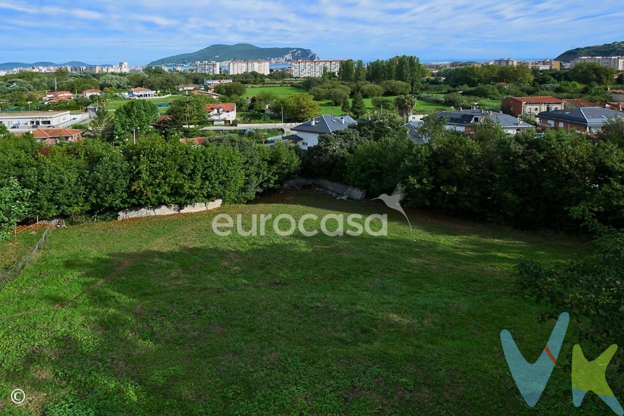 ESPACIO, NATURALEZA Y MAR: LA CASA QUE ESTABAS ESPERANDO. El equilibrio perfecto entre tranquilidad, naturaleza y cercanía al mar se materializa en esta gran casa ubicada en Laredo con vistas espectaculares a todo su entorno natural. Rodeada de calma y con el espacio que siempre soñaste, a un paso de la playa y con un acceso cómodo por autovía, esta vivienda de más de 335 m² construidos y construida sobre una gran parcela está lista para convertirse en el hogar perfecto para ti y tu familia. Se distribuye en tres plantas llenas de luz y con muchísimas opciones para que la adaptes a tu estilo de vida:. - Planta a pie de calle: un espacio diáfano que abarca toda la superficie, ideal para convertirlo en lo que tú quieras. Puede ser un enorme garaje con capacidad para varios coches, un taller, una zona de ocio, o incluso integrarlo como parte de la vivienda, creando un salón-comedor espectacular junto a una amplia cocina abierta. - Primera planta: la zona más residencial y acogedora de la casa. Dispone de 3 habitaciones, 2 baños completos, un salón luminoso, cocina independiente y una terraza que rodea la vivienda casi por completo, perfecta para disfrutar de desayunos soleados o cenas de verano con amigos, y contemplar las vistas desde un punto más alto. Además, encontrarás un espacio adicional acondicionado como trastero. - Planta bajo cubierta: aquí se ubica otro baño más y otros 3 dormitorios, que podrás destinar a habitaciones, despacho, zona de juegos para los niños o cualquier uso que necesites. Toda la vivienda es exterior, con ventanas en cada estancia, incluidos los baños, lo que aporta una luminosidad natural difícil de encontrar. La parcela es un auténtico privilegio: más de 5.500 m² de terreno con jardín, árboles frutales, zona de aparcamiento, un pozo y hasta un espacio dedicado a la piscina, que podrás volver a habilitar para disfrutar de los veranos sin salir de casa. La casa se encuentra en su estado original, conservando todo su carácter y personalidad, lo que te brinda la oportunidad de actualizarla a tu gusto y darle tu propio estilo, creando así un hogar único y a tu medida. Si buscas amplitud, independencia, naturaleza y, al mismo tiempo, cercanía a la villa marinera de Laredo y su famosa playa, ésta es tu oportunidad. 
