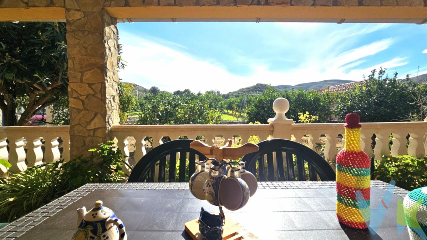  Se presenta una oportunidad excepcional para adquirir un encantador chalet independiente en suelo rústico  ,en el tranquilo y pintoresco municipio de Pedralba. Esta vivienda, habitada por el encanto de los años 70, se encuentra cuidadosamente conservada desde su construcción en 1978. Residencia ideal para aquellos que buscan paz y comodidad, presenta una disposición perfectamente equilibrada en sus 80 metros cuadrados útiles, rodeados por la serenidad de su amplia parcela privada de más de 1400 metros cuadrados. Sólo se puede comparar al contado!Al ingresar a esta acogedora morada, se es recibido por su luminoso salón, completamente amueblado con un estilo acogedor y funcional. El ambiente está diseñado para el confort, permitiendo disfrutar de reuniones familiares o momentos de tranquila lectura.La vivienda dispone de tres habitaciones , perfectas para satisfacer las necesidades familiares o para dedicar un espacio como oficina o sala de juegos.  Creando un ambiente cálido y acogedor. Asimismo, el baño ha sido mantenido con cuidado, asegurando que los futuros propietarios encuentren un espacio funcional .El exterior destaca por su extenso terreno, un espacio ideal para aquellos que disfrutan de actividades al aire libre o desean cultivar su propio jardín. La zona ajardinada se presta para crear inolvidables recuerdos familiares al aire libre o para disfrutar de la naturaleza en la intimidad de su hogar. Los entusiastas del bricolaje o aquellos que necesitan espacio adicional para el almacenaje encontrarán el gran trastero una característica sumamente valiosa.El contexto de la vivienda se complementa con la comodidad de aparcamiento privado, una valiosa adición que resguarda los vehículos . Vivir en esta residencia es disfrutar del equilibrio perfecto entre vida rural y conexiones urbanas.Ubicada en una calle tranquila de Pedralba, solo acceso a los tres chalets , esta propiedad promete el encanto de la vida en un entorno natural, a la par que asegura la funcionalidad diaria. Al adquirir este hogar, no solo se está invirtiendo en un espacio físico, sino en un estilo de vida sereno y enriquecedor, lejos del bullicio de la ciudad, sin sacrificar acceso a los servicios esenciales.En conclusión, esta casa independiente es más que una simple propiedad; es una inversión en un modo de vida relajado, cómodo y seguro. No pierda la oportunidad de visitar esta joya escondida en Pedralba. Cada rincón, cada detalle de esta vivienda está listo para recibir a sus nuevos propietarios. Sería un placer acompañarle a descubrir en persona todo lo que esta encantadora propiedad tiene para ofrecer. La oportunidad perfecta para redefinir su hogar en un entorno privilegiado le está esperando. Contáctenos para organizar una visita y permítanos mostrarle un estilo de vida que perfectamente podría convertirse en su realidad diaria.VENTA: PVP 155.000.  Gastos e impuestos no incluidos en el precio. La compra conlleva impuestos y gastos de formalización para el comprador. A título orientativo se informa que en segundas transmisiones el  ITP  con carácter general en  Valencia  es del  10%, pudiendo existir otros tipos impositivos atendiendo a  las circunstancias  personales del comprador u otras circunstancias previstas legalmente. Base imponible del impuesto el mayor valor entre el precio de compraventa, la tasación o el valor de referencia catastral. En cuanto a los gastos de  notaría y registro, en su caso,  suelen oscilar aprox; entre 1,5% y 2,5% (aranceles variables según precio, n.º de copias y complejidad). El comprador elige notario. Si el comprador precisase de  hipoteca: tasación, condiciones y costes bancarios serán según entidad elegida por el comprador, así como los gastos de gestoría, y cualesquiera otros gastos inherentes a la formalización de la compraventa que legalmente correspondan a la parte compradora, salvo pacto expreso en contrario con el vendedor. El consumidor tiene,  conforme a la normativa vigente, a su disposición información y documentación adicional relativa al inmueble y condiciones de la compraventa, que podrá ser consultada en Carretera Vilamarxant 116 bajo 46190 Riba-roja de Túria Valencia . Honorarios de mediación inmobiliaria a cargo del  COMPRADOR: (3% del precio final de venta más IVA (21%), salvo otro pacto.); y  de VENDEDOR (según acuerdo con el mismo).  Se informa al consumidor que la agencia actúa como intermediaria inmobiliaria en la operación, estando cualquier eventual compraventa y sus condiciones sujeta a la aceptación expresa del propietario-vendedor y a la posterior formalización del correspondiente contrato.Agencia Registrada con número de RAICC 0996. 