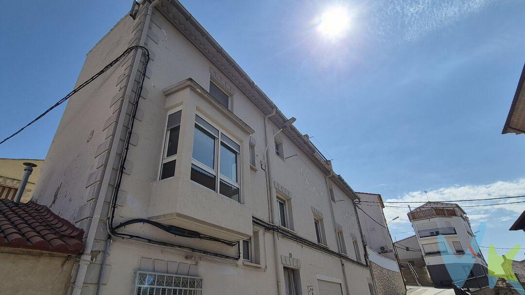Casa  para entrar a vivir. En Sesma, a unos 20 minutos de estella. una localidad con servicios, colegio público, piscinas y polideportivo, centro de salud, farmacias, comercio y hostelería. En una zona de  economía floreciente en el ámbito agropecuario y tecnológicas renovables. 
En el centro del pueblo frente a la iglesia y al lado de la plaza. Una edificación tradicional en buen estado de conservación . La planta baja se dedica a garaje con puerta automatizada seccional, estancias de  almacenamiento y zona de calderas . La planta principal se reformó integramente  en 2004 y dispone de 5 piezas a la calle principal y vistas a la iglesia. Destacando la cocina con mirador. Y dos baños ventilados a la trasera. Todo en perfecto estado y con todas las comodicades: ventanas con doble cristal, calefacción y ACS de gasoil y Aire acondicionado. En la bajocubierta, otra habitación amueblada y un  gran espacio diáfano abuhardillado con infinitas posibilidades  y acceso a la cubierta y terraza/solana con vistas espectaculares. 
Una gran propiedad para entrar a vivir en perfectas  condiciones y muchas posibilidades de cara  al futuro. 
LLama ya y ven a visitarla