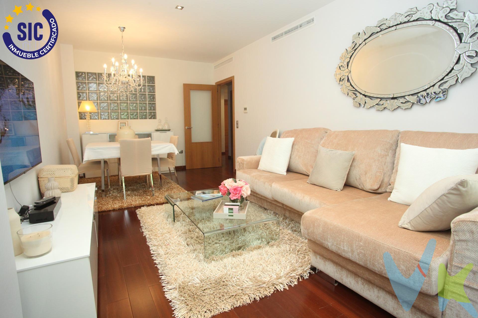 Descubre este fantástico piso de 120 m² construidos (83 m² útiles) en una de las zonas más tranquilas y demandadas de Bétera, con todas las comodidades a tu alcance. La vivienda se distribuye en 2 amplios dormitorios con armarios empotrados, 2 baños completos y una cocina independiente El salón-comedor, muy luminoso, cuenta con salida directa a la terraza, perfecta para disfrutar del sol y de agradables momentos al aire libre. Incluye plaza de garaje en el mismo edificio , lo que aporta un plus de comodidad . El residencial ofrece piscina comunitaria, zonas ajardinadas y ascensor, ideales para relajarse y disfrutar en familia. Otros detalles a destacar:. 	•	Orientación Este-Oeste, muy soleado durante todo el día. 	•	Suelo de parquet en toda la vivienda . 	•	Calefacción y aire acondicionado. 	•	Edificio moderno y con excelentes calidades. Su ubicación es inmejorable: bien comunicado con Valencia y a pocos minutos de todos los servicios (supermercados, colegios, transporte público, centro médico, zonas deportivas). Un piso que combina espacio, luz y comodidad, ideal como vivienda habitual o como inversión. ¡No dejes pasar esta oportunidad y ven a visitarlo!. Por mandato expreso del propietario, comercializamos este inmueble en EXCLUSIVA, lo que le garantiza un servicio de calidad, un trato fácil, un proceso sencillo, rápido y sin interferencias de terceros. Por este motivo, se ruega no molestar al propietario, a los ocupantes de la propiedad, a los vecinos o conserjes del edificio o urbanización si los hubiera. Muchas gracias por su comprensión. Si Usted es agencia inmobiliaria y tiene un cliente para este inmueble, llámenos, estaremos encantados de colaborar en esta y otras operaciones. Gestión de Viviendas es una Agencia Registrada con el Nº 1.584 en el Registro Obligatorio de Agentes Inmobiliarios de la Comunitat Valenciana, según el DECRETO 98/2022, de 29 de julio, del Consell, por el que se regula el Registro de Agentes de Intermediación Inmobiliaria de la CV.  