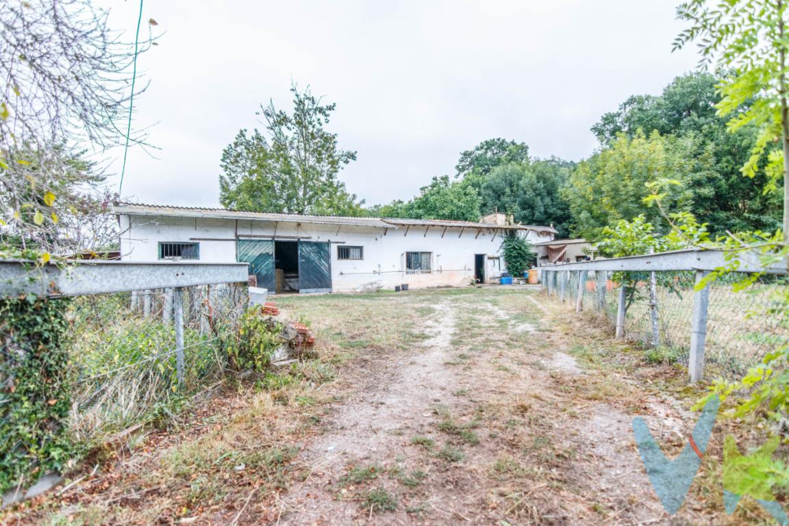 Nave con finca en venta zona Caldones Gijón.Finca de dos mil noventa metros cuadrados en el Barrio de Linares, parroquia de Caldones Gijón. Cerrada? con muro de hormigón y portón de entrada, con excelente acceso por camino y comunicación rápida con el centro de Gijón.Sobre dicha finca existe una edificación: NAVE INDUSTRIAL de planta baja, que ocupa una superficie construida de ciento trece metros cuadrados. ?Actualmente acondicionada como cuadra e instalaciones para caballos, con varias dependencias interconectadas, zona de almacén/almacenamiento de aperos y espacio techado exterior para vehículos o maquinaria. ?Distribución interior adaptada para animales, con pesebres, guadarnés y paja.?Gran potencial de reforma, la nave ofrece múltiples posibilidades de redistribución para adaptar a taller, almacén, uso agropecuario o espacio de ocio.Dispone de suministros de agua y electricidad en funcionamiento.?¿Buscas la tranquilidad y privacidad del campo sin renunciar a las comodidades del día a día? Una ubicación privilegiada que combina un entorno rural único con una excelente conexión a los principales núcleos urbanos y sus servicios.La Camocha: a 6,3 km (11 min en coche) Servicios básicos, centro de salud, comercios y colegios.Gijón (Centro): a 10,2 km (18 min en coche) Playas, ocio y todos los servicios urbanos.Avilés: a 35 km (34 min en coche por la A-8).Oviedo: a 36,1 km (36 min en coche por la AS-I).Una excelente oportunidad para inversores o particulares que buscan espacio, independencia y naturaleza a un paso de todo.¡Contacta para más información y agendar tu visita! 