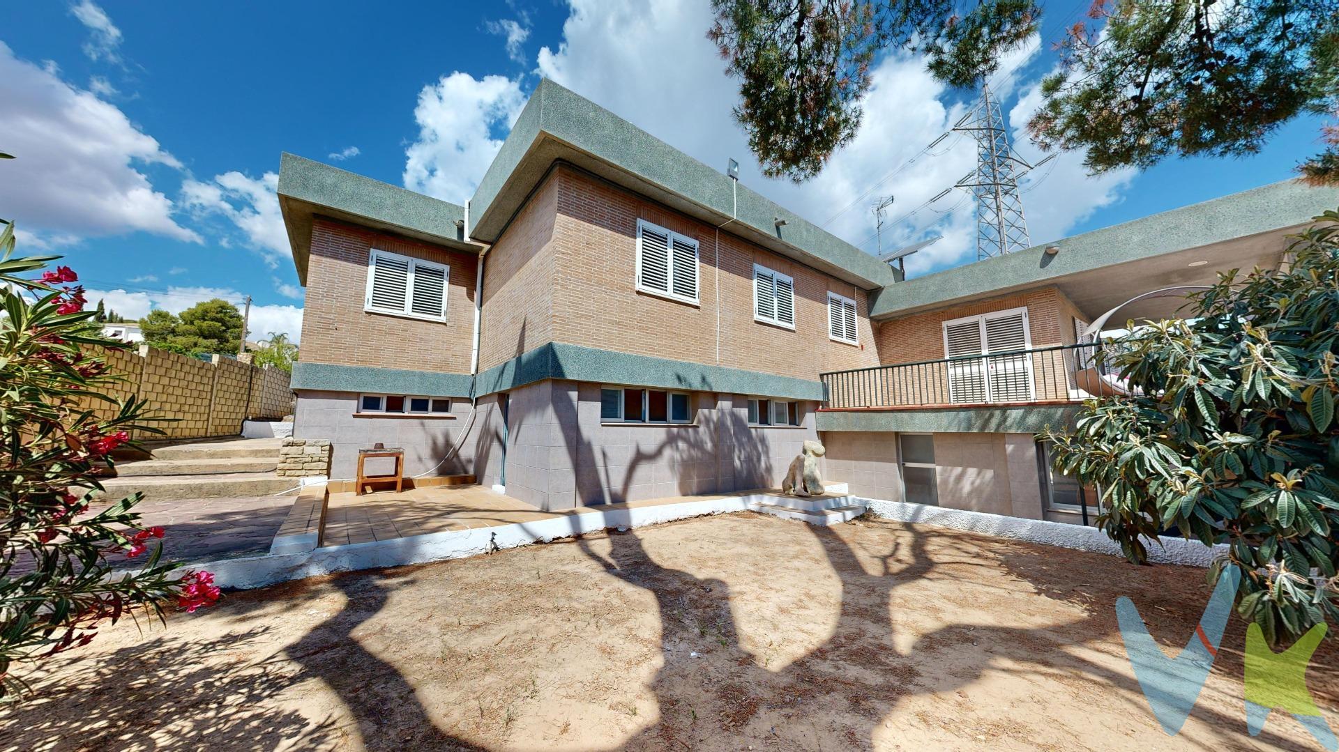 Te presentamos una exclusiva vivienda situada en una de las zonas más prestigiosas y consolidadas de El Vedat de Torrent. Con 320 m² construidos sobre una generosa parcela de 1.700 m², esta propiedad destaca por su amplitud, privacidad y su excelente distribución, perfecta para quienes buscan calidad de vida a escasos minutos de Valencia. Una Vivienda de una Planta con Sótano y Espacios Versátiles. La casa principal se desarrolla cómodamente en una sola planta, lo que la hace especialmente funcional para el día a día. Además, cuenta con un sótano que ofrece múltiples posibilidades: una sala de juegos, despacho, trastero, un baño completo y un garaje con capacidad para tres vehículos. También en esta planta encontramos una zona de barbacoa cubierta y un salón exterior junto a la piscina, ideal para celebraciones o disfrutar del clima mediterráneo. Interiores Amplios y Luminosos. Al acceder a la vivienda, un amplio hall de entrada con armario empotrado da paso a un espectacular salón-comedor de 50 m², lleno de luz natural gracias a sus grandes ventanales. La cocina independiente, completamente equipada, incluye zona de lavadero y aseo de cortesía. Desde el salón se accede a una agradable terraza con vistas despejadas al mar y a la ciudad de Valencia, perfecta para momentos de relax al aire libre. En la zona de descanso, se ubican cinco habitaciones y dos baños completos, todas ellas con ventanas climalit y doble acristalamiento de aluminio blanco, que garantizan confort térmico y acústico durante todo el año. Construcción Auxiliar y Espacios Exteriores. La propiedad también incluye una construcción independiente que alberga un baño completo, sala de máquinas, zona de barbacoa y un salón adicional, ideal como casa de invitados, zona de eventos o espacio multifuncional. El exterior está rodeado por un jardín consolidado y muy bien cuidado, con zonas de sombra, árboles, vegetación mediterránea y una gran piscina privada, que convierte el jardín en un auténtico oasis de paz y descanso. Ubicación Inmejorable. Ubicada en una de las mejores zonas residenciales de Torrent, esta vivienda ofrece rápido acceso a Valencia (a tan solo 10 minutos), así como proximidad a colegios de prestigio, transporte público, centros comerciales y todo tipo de servicios. Ideal como vivienda familiar, residencia de lujo o como inversión con gran potencial para alquiler. 📌 Nota: Los gastos derivados de la compraventa y los honorarios de la agencia no están incluidos en el precio de venta. 📞 Contáctanos para más información o para concertar una visita. ¡Una oportunidad única en El Vedat de Torrent!