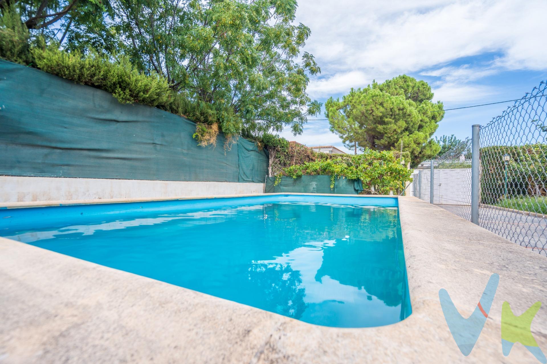 Si buscas una vivienda tranquila, con amplios espacios exteriores y diferentes posibilidades de uso, esta propiedad situada en la Urbanización Oasis de San Vicente, en Llíria, puede ser una excelente opción. La vivienda se encuentra sobre una parcela urbana de 795 m², completamente acondicionada, con zonas ajardinadas y diferentes espacios exteriores para disfrutar de la vida al aire libre durante todo el año. Cuenta con 155 m² construidos, distribuidos en una única planta, lo que proporciona comodidad y funcionalidad en el día a día. La vivienda dispone de un amplio salón-comedor, con salida directa a una terraza cubierta de aproximadamente 17 m². La cocina es independiente y cuenta con acceso tanto al jardín como a una terraza posterior y a la zona de piscina. La zona de descanso está formada por cuatro dormitorios, además de un baño completo y un aseo. La propiedad cuenta también con una zona independiente destinada actualmente a garaje-lavandería, así como un trastero, ofreciendo un espacio adicional de almacenamiento y múltiples posibilidades de uso. En el exterior, la vivienda ofrece diferentes ambientes para disfrutar de la parcela, con zonas ajardinadas, terrazas y una piscina privada, uno de los grandes atractivos de la propiedad para disfrutar especialmente durante los meses de verano. La ubicación. Oasis de San Vicente es una zona residencial tranquila, con vecinos durante todo el año, situada en un entorno natural y próximo al Parque de San Vicente. Se encuentra a pocos kilómetros del núcleo urbano de Llíria, por lo que permite disfrutar de la tranquilidad de vivir en una urbanización sin renunciar a los servicios, comercios y equipamientos que ofrece el municipio. Una vivienda que destaca por su amplitud de parcela, distribución en una sola planta, espacios exteriores y piscina privada, con posibilidades tanto para residencia habitual como para disfrutarla como segunda vivienda. Una propiedad para quienes buscan espacio, tranquilidad y calidad de vida a pocos minutos de Llíria.