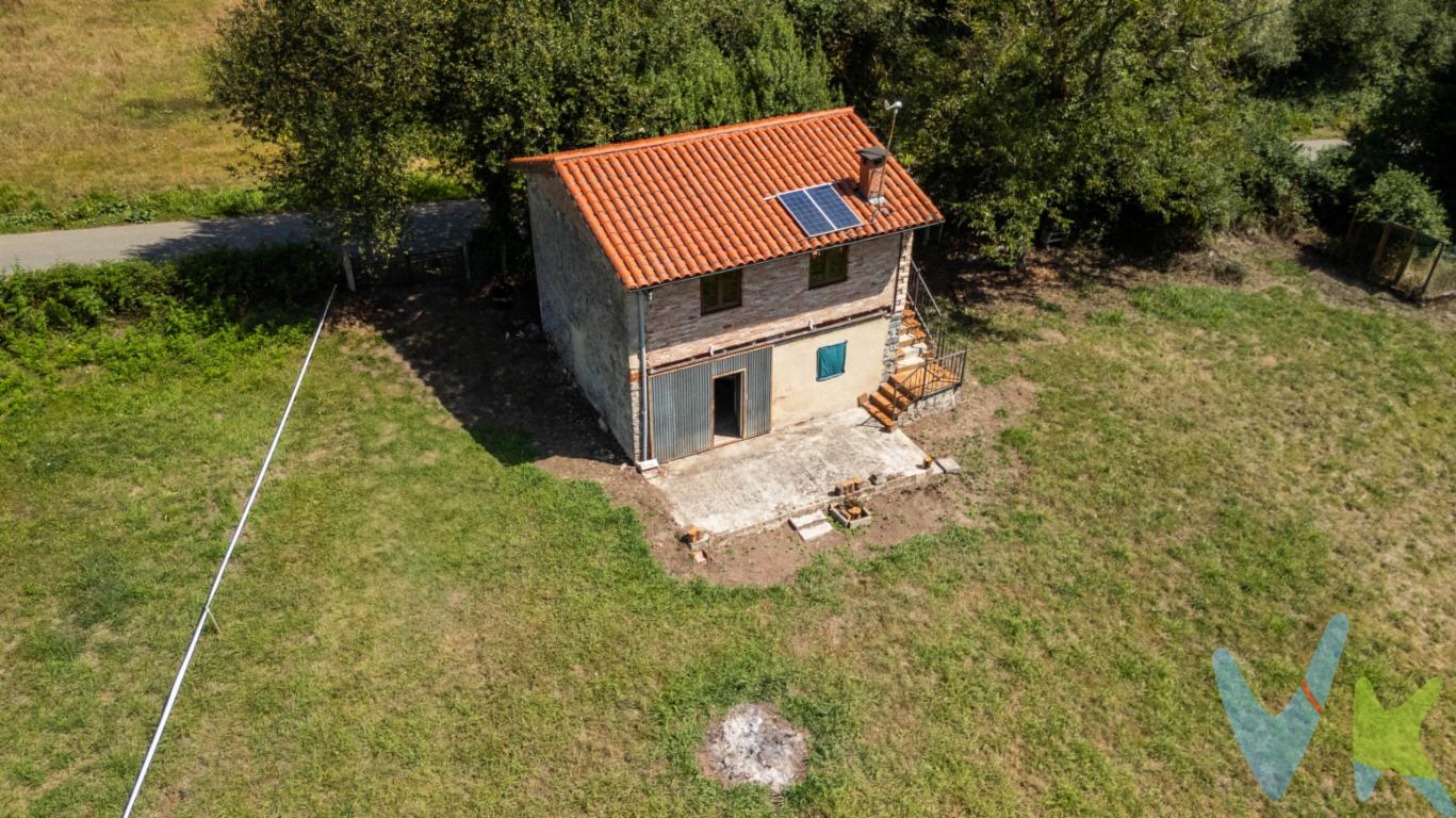 ¿Buscas un refugio para desconectar y  disfrutar del aire libre y la tranquilidad del campo pero próximo a la ciudad?  ¡Esta es tu propiedad soñada!En la Aldea de Grases de Arriba, a menos de 10 minutos en coche de Villaviciosa, se encuentra esta fantástica propiedad. La finca cuenta con una casa habitación en dos alturas. La planta alta es donde se encuentra la vivienda, un espacio totalmente reformado con dos habitaciones, baño,  cocina Americana y salón,  perfecto para disfrutar de tus vacaciones y fines de semana de desconexión. La parte de abajo es actualmente un amplio garaje con muchas posibilidades para transformarlo en vivienda o un espacio de reunión y disfrute. La casa está rodeada de una parcela de mas de 5.000 metros en total dividida en dos partes separadas  por un riachuelo que divide la finca en dos partes. La primera parte de la finca que es donde se encuentra la vivienda es totalmente llana, con mucho espacio para el disfrute y una  gran variedad de árboles frutales. La segunda parte de la finca está separada de la primera por un riachuelo. Ambas parcelas hacen un conjunto muy atractivo. Si te apetece conocerlo ¡No dudes en contactar! Estaremos encantados de acompañarte en la visita.En el precio final no está incluido el Impuesto de Transmisiones Patrimoniales, ni los Gastos de Notaría y Registro.