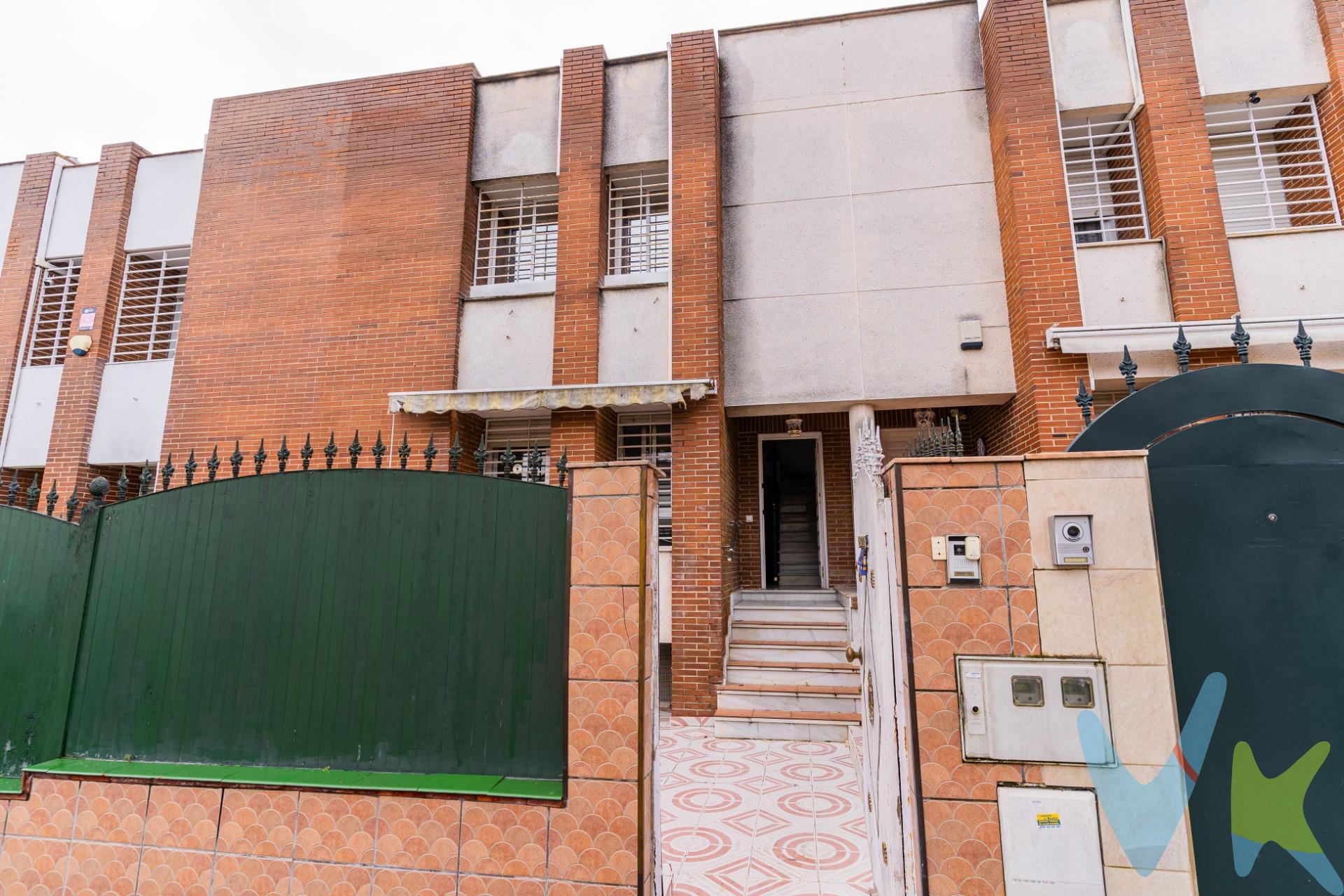 Chalet adosado diseñado para ofrecer amplitud, comodidad y versatilidad en cada uno de sus espacios. Encontramos un salón ideal para reuniones familiares muy espacioso y luminoso, cuatro dormitorios  de buen tamaño repartidos entre las dos plantas y tres baños. El sótano añade un valor extra a la vivienda ofreciendo múltiples posibilidades. En el exterior , la propiedad dispone de un agradable patio delantero. Una vivienda ideal para quienes buscan espacio , funcionalidad y calidad de vida en un entorno tranquilo.