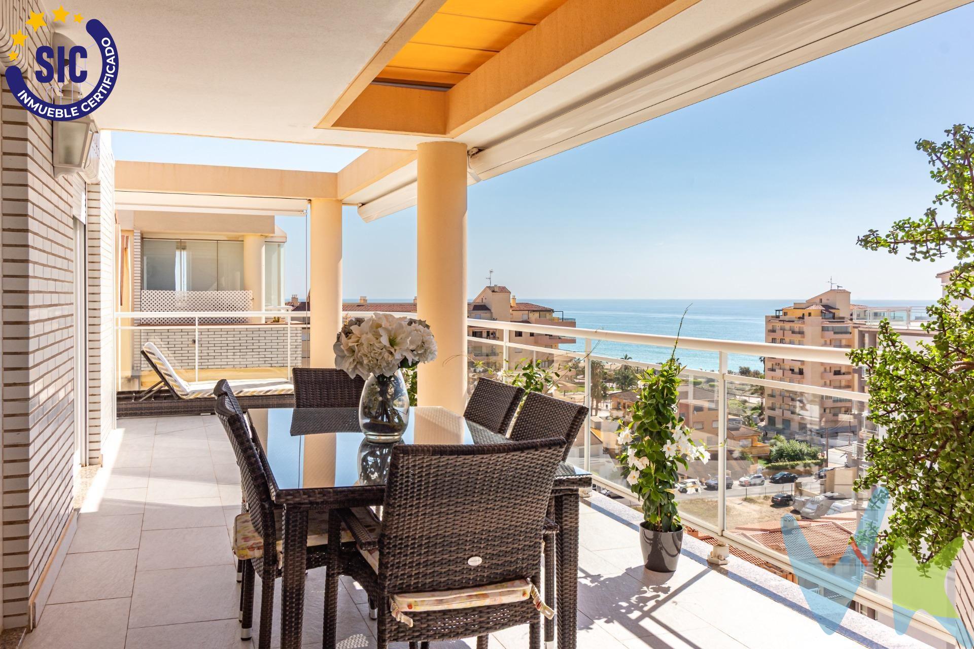 Hay viviendas que simplemente se visitan y otras que se sienten desde el primer instante. Este exclusivo ático en la prestigiosa zona de Argenta, en Peñíscola, es una de ellas. Completamente preparado para entrar a vivir, este ático destaca por su diseño contemporáneo, la calidad de sus acabados y un exquisito cuidado por el detalle. Cada estancia ha sido concebida para disfrutarse, donde la decoración, los revestimientos decorativos, la iluminación y la selección de materiales crean espacios con personalidad, elegantes y acogedores.  . La cocina, totalmente equipada y abierta al salón, se integra perfectamente en la zona de día, creando un ambiente amplio, luminoso y muy acogedor. Cada detalle ha sido cuidadosamente elegido para crear un hogar cálido, práctico y con un estilo que marca la diferencia. El salón se abre a una espectacular terraza privativa de 40 m², el auténtico protagonista de la vivienda. Un espacio excepcional para disfrutar del sol durante todo el año, relajándose o contemplando las agradables vistas al mar, a tan solo 250 metros de la playa. La zona de descanso ofrece tres amplios dormitorios dobles, cada uno con una personalidad propia gracias a una cuidada decoración y a detalles que aportan calidez y exclusividad. Los dos baños completos mantienen la misma línea de diseño y calidad, ofreciendo confort y funcionalidad para el día a día. Ubicada en una urbanización privada, la vivienda dispone de piscina comunitaria y plaza de aparcamiento, situada en un entorno tranquilo, rodeada de todos los servicios. Esta es una vivienda para quienes valoran el diseño, la calidad y el cuidado por los pequeños detalles. Un ático que no solo ofrece una magnífica ubicación y una extraordinaria terraza, sino también una forma de vivir, ideal tanto como residencia habitual como para disfrutar de una exclusiva segunda residencia junto al Mediterráneo.