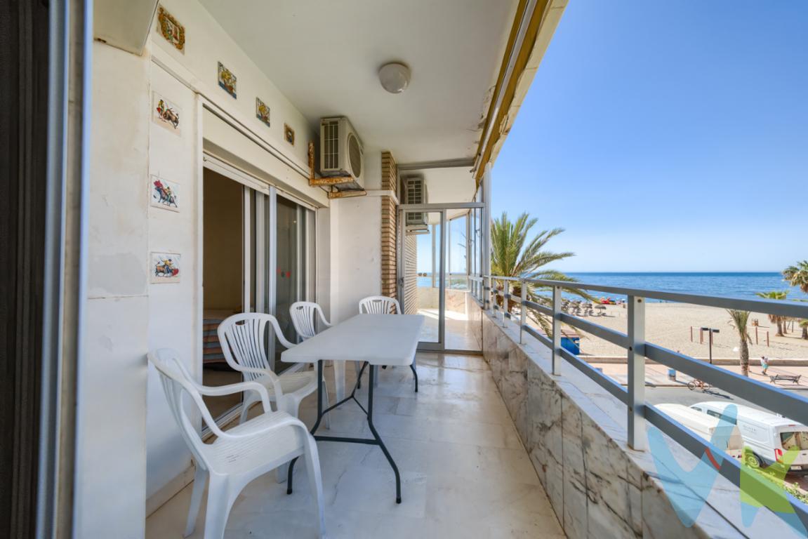 Bienvenidos a un paraíso a las orillas del mar mediterraneo. . Disfruta de la Costa del Sol en este enclave en los Boliches, con unas vistas espectaculares en primera línea de playa, en uno de los barrios más conocidos de Fuengirola, donde podrás disfrutar del mar, el pádel y la gastronomía sin casi moverte de casa. . Situado cerca de la estación de cercanías que conecta Fuengirola con Málaga y con salida a la Autovía y la AP7. . Supermercados, colegios públicos o privados, así como farmacias supermercados y gran variedad de negocios harán de este tu barrio donde no te faltará de nada. Relájate después de un día de playa en la piscina comunitaria con jardín, disponible en la comunidad cerrada. Aprovecha esta oportunidad de tener una propiedad increíble, donde la brisa del mar será tu mejor compañera. Informamos a nuestros clientes que el precio de venta no incluye lo siguiente: Honorarios de la agencia inmobiliaria, impuestos (el Impuesto de Transmisiones Patrimoniales, I.V.A. o A.J.D., en su caso), otros gastos de la compraventa (gastos de registro de la Propiedad, Notaría, gestoría ni de posible financiación). Documento D.I.A. a disposición del consumidor según Decreto 218/2005 Junta de Andalucía.