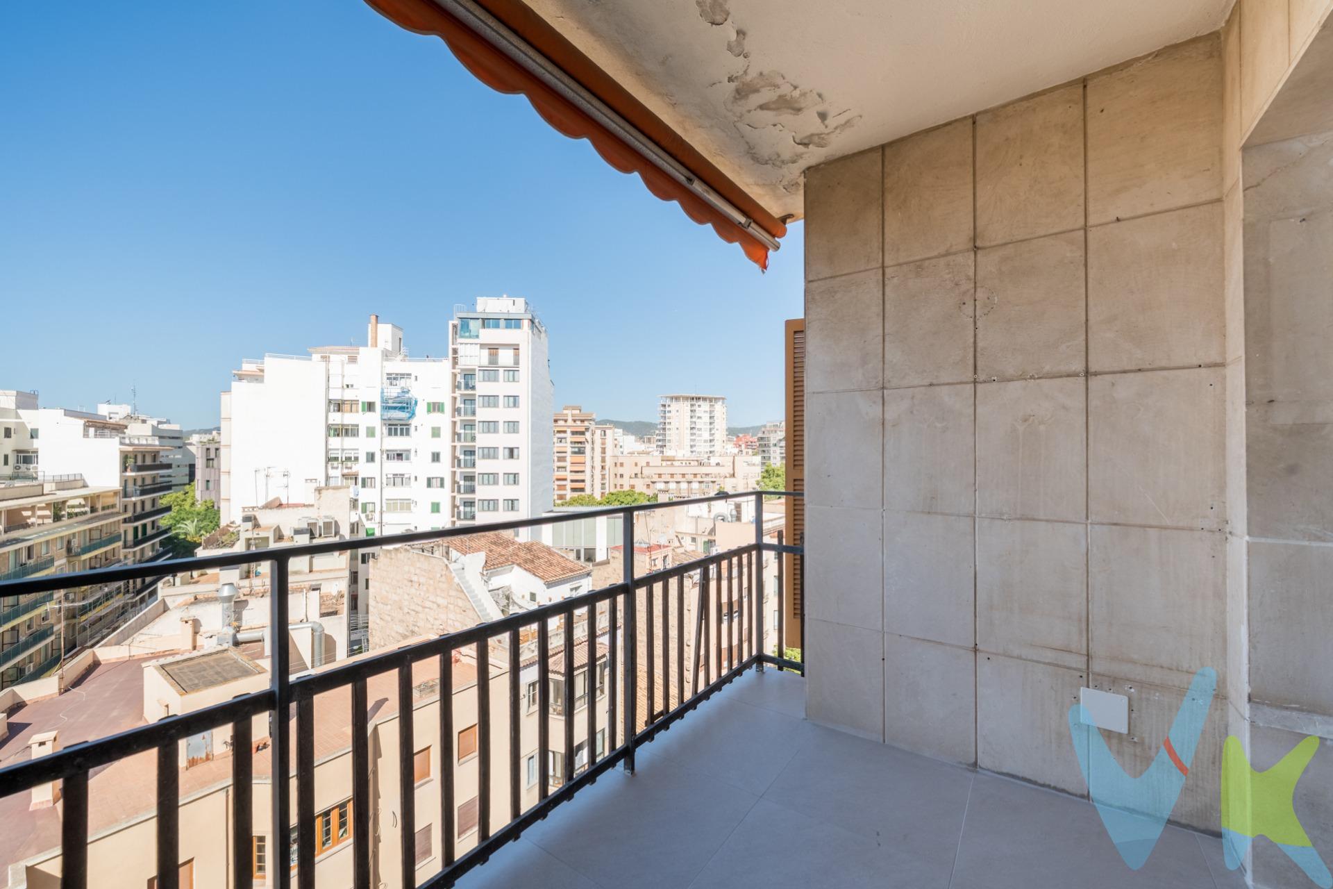 Agencia inscrita en el Registro Oficial de Agentes de la Propiedad Inmobiliaria de las Islas Baleares. Inscripción: GOIBE731396/2024. (ROAIIB). Luminoso, vistas despejadas y vistas al mar, zona tranquila y céntrica, a un paso de Jaime III, del Paseo Mallorca y de las Ramblas, ideal para quien ame la ciudad y quiera olvidar el coche. Octavo piso totalmente reformado, en un edificio adaptado para personas con movilidad reducida, con 2 ascensores y un montacargas. Distribuido en 2 habitaciones, originalmente tenía 3, dos baños, cocina abierta, salón, coladuría y terraza de unos 6m2 donde disfrutar de las bonitas vistas. La reforma acometida ha sido completa abarcando electricidad, fontanería, baños, cocina, sistema de calefacción y preinstalación de A/C y sin olvidar suelos, cerramientos, armarios, puertas y cocina. . Listo para entrar a vivir!. No lo dudes, ven a visitarlo, te encantará. El edificio ha pasado la Inspección Técnica de Edificios. La vivienda dispone de cédula de habitabilidad y CEE. El precio de venta del inmueble es de 790.000€. Este importe incluye los honorarios de la agencia inmobiliaria, que serán abonados por la parte vendedora. El precio no incluye los impuestos aplicables a la transmisión, que podrán ser el Impuesto de Transmisiones Patrimoniales (ITP), el Impuesto sobre el Valor Añadido (IVA) o el Impuesto de Actos Jurídicos Documentados (AJD), según corresponda. Estos impuestos se calculan sobre el precio final de compraventa y varían en función de las circunstancias personales del comprador —por ejemplo, la edad— y de las características de la operación —tipo de inmueble, posibles ayudas o subvenciones—. A modo orientativo, en caso de resultar aplicable el ITP, su importe ascendería a 69.000€. El precio tampoco incluye los gastos notariales y registrales, cuyo importe como mínimo, se sitúa en torno al 2% del precio del inmueble. Los impuestos deberán abonarse en el momento de la compraventa en el caso del IVA, y en un plazo máximo de 30 días desde la firma de la escritura en el caso del ITP o el AJD. Los gastos notariales y registrales deberán abonarse en el momento de la recepción de la escritura pública. Si tiene cualquier duda al respecto, no dude en contactar con nosotros. . . . . 