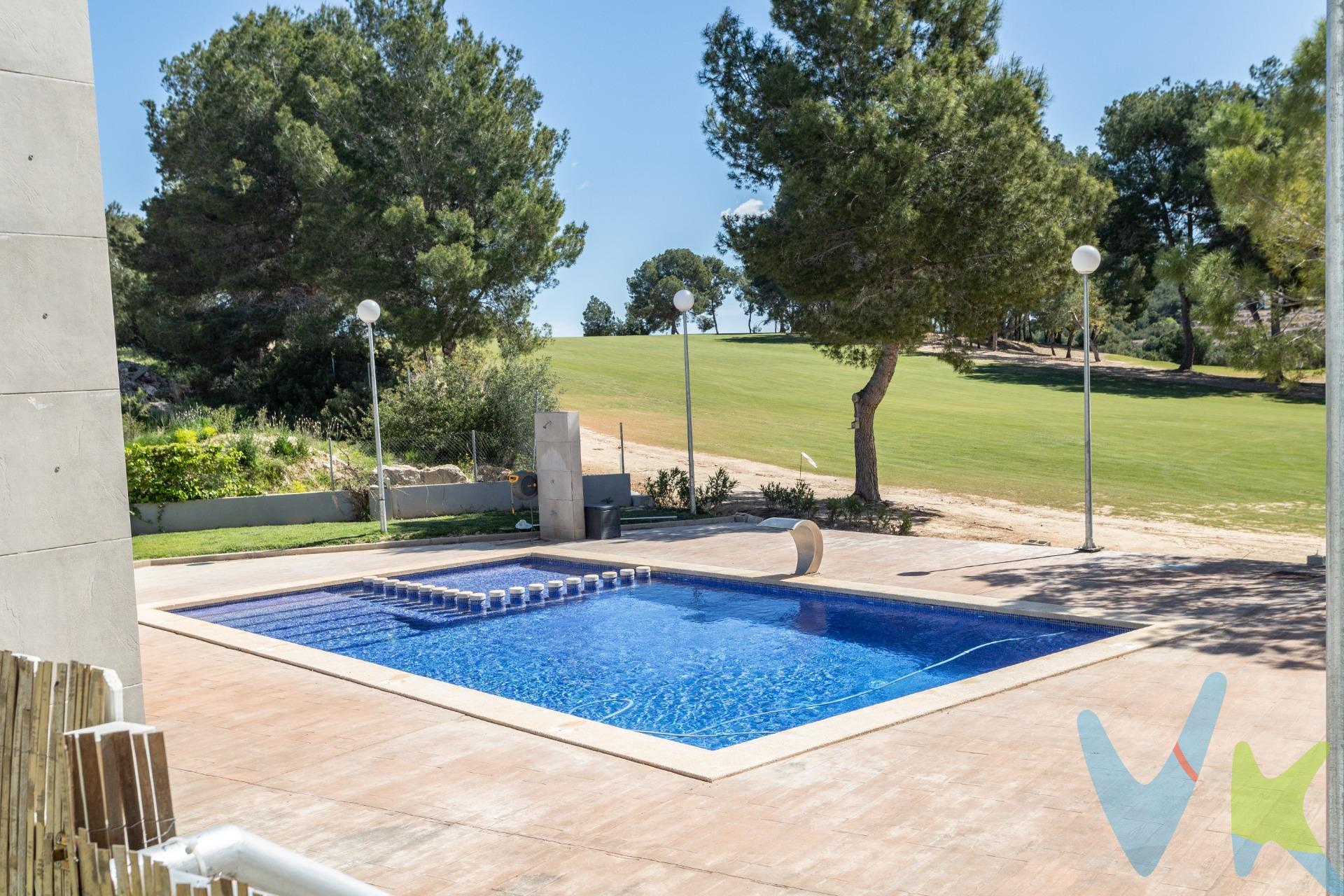 Presentamos PAREADO EXCLUSIVO EN PRIMERA LÍNEA DEL CAMPO DE GOLF EL BOSQUE, ubicado en una de las URBANIZACIONES MÁS PRESTIGIOSAS Y SEGURAS DE VALENCIA. . Esta moderna vivienda de tres alturas más TERRAZA SOLÁRIUM ofrece un estilo de vida tranquilo y confortable, en un ENTORNO NATURAL privilegiado. . En la planta baja dispone de un acogedor salón con acceso a una TERRAZA CON VISTAS espectaculares al campo de golf, una cocina independiente totalmente equipada, aseo de cortesía y la habitación principal en suite con baño privado. Además, cuenta con un encantador PATIO INTERIOR que aporta LUZ NATURAL y frescura a todo el interior de la vivienda. En la primera planta se encuentran dos amplias habitaciones con armarios empotrados y un baño completo compartido. . En el semisótano, una sala luminosa y versátil con salida directa a un patio inglés y al JARDÍN, perfecta como sala de juegos, despacho o espacio de ocio. . La planta superior alberga una gran terraza solárium, ideal para disfrutar del aire libre y del clima mediterráneo. La vivienda forma parte de un conjunto residencial de seis viviendas con PISCINA Y JARDÍN COMUNITARIOS, rodeado de ZONAS VERDES y tranquilidad. Situada en la urbanización cerrada de El Bosque;  La urbanización cuenta con control de acceso y SEGURIDAD 24 horas, además de CLUB DE TENIS, CLUB DE GOLF, ambos con ZONA SOCIAL, PISCINA, dos restaurantes con encanto y una zona comercial cercana con supermercado y otros servicios. Una oportunidad única para vivir en un entorno exclusivo, con privacidad, naturaleza y todas las comodidades a tu alcance. . No dejes pasar esta oportunidad! 🏡✨. La descripción y los datos del presente inmueble tienen carácter meramente informativo y en ningún caso contractual. En el precio de la vivienda no están incluidos los honorarios de agencia, gastos de compraventa y/o financiación. Por mandato expreso del propietario, comercializamos este inmueble en exclusiva compartida, lo que garantiza un servicio de calidad, un trato fácil y personalizado, una gran difusión en nuestras redes compartidas y sin interferencias de terceros. Por este motivo se ruega no molestar al propietario, a los ocupantes de la propiedad, a los vecinos o conserjes del edificio si los hubiera. Si eres una agencia, llámanos colaboraremos contigo. . Muchas gracias. 