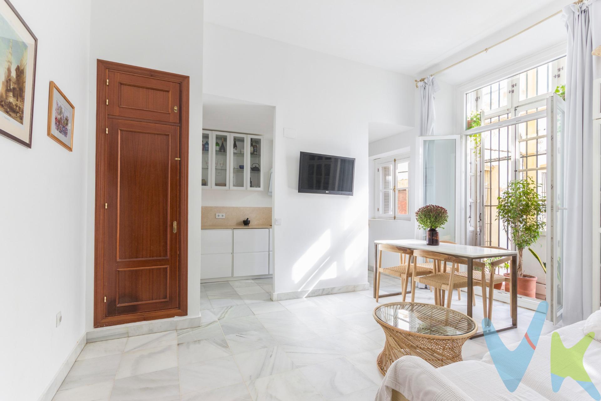 Piso con mucho encanto en el corazón de El Puerto de Santa María. La vivienda cuenta con dos dormitorios amplios y armarios empotrados que optimizan el espacio. El salón, orientado a la calle, dispone de una balconera que aporta luz natural abundante y ventilación cruzada. La cocina es independiente y funcional; el baño está equipado con plato de ducha, práctico y actual. Los techos altos confieren sensación de amplitud y carácter tradicional, mientras que las ventanas Climalit aseguran un buen aislamiento térmico y acústico. . Vivienda como primera residencia o inversión, con todos los servicios alrededor, comercios, bares, colegios, centro médico, estación de tren.. "De acuerdo con lo prevenido en el Decreto 218/2005, de 11 de octubre, se informa al cliente que los gastos notariales, registrales,  .  L.T. P., honorarios de intermediación, gastos financieros, y otros gastos inherentes a la compraventa no están incluidos en el precio. ". Por mandato expreso del propietario, comercializamos este inmueble en exclusiva, lo que le garantiza el acceso a toda la información, a un servicio de calidad, un trato fácil, sencillo y sin interferencias de terceros. Por este motivo, se ruega no molestar al propietario, a los ocupantes de la propiedad o a los vecinos. Muchas gracias por su comprensión. Si usted es agente inmobiliario y tiene un cliente para este inmueble, llámenos: estaremos encantados de colaborar.