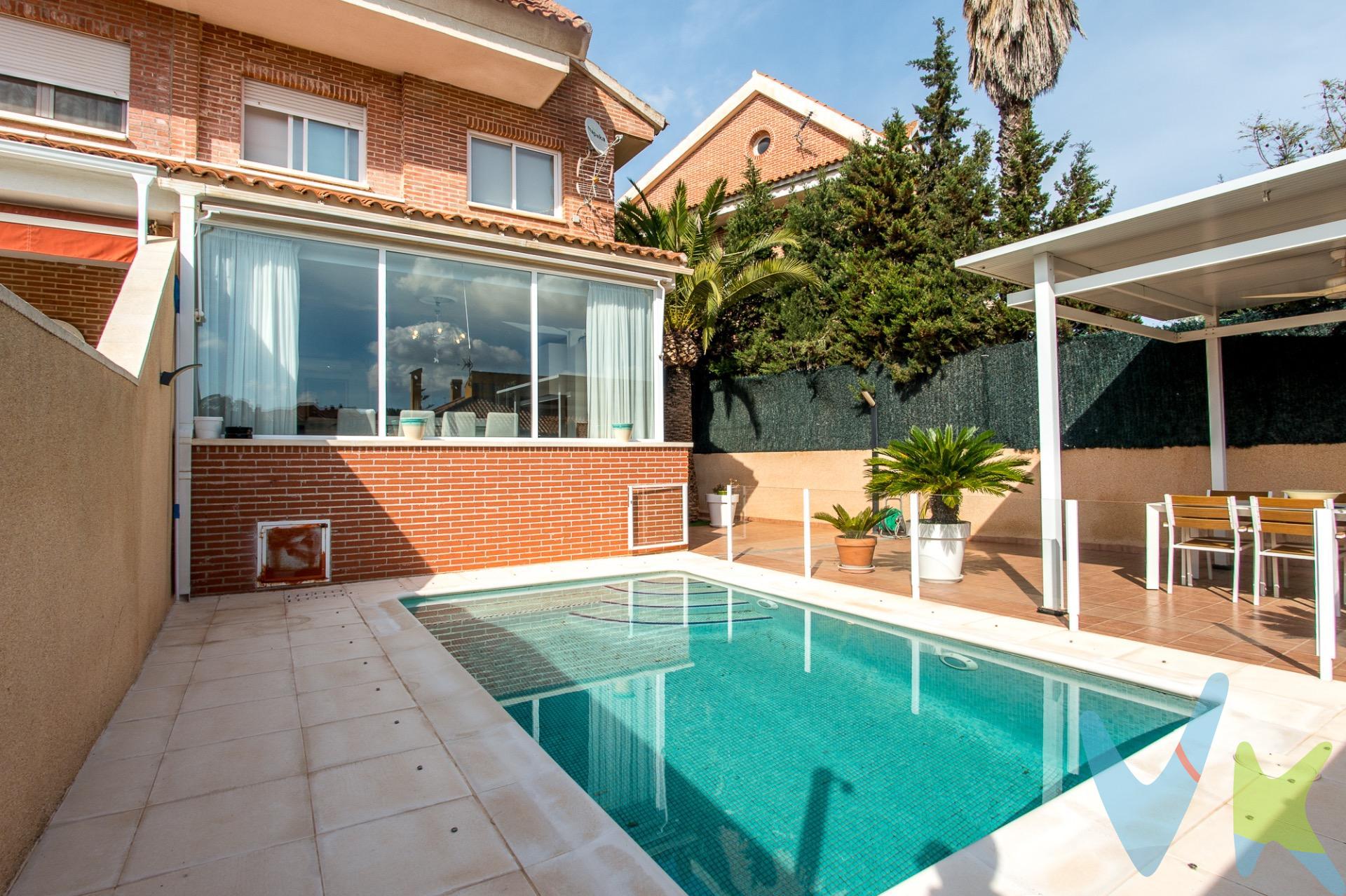 Crea el hogar que siempre has soñado e imagina llegar a casa y descubrir un refugio perfecto en Altorreal,  en un chalet adosado en una calle sin salida junto al colegio Vistarreal, donde la tranquilidad reina y la piscina independiente te invita a refrescarte cada día.Ubicación Privilegiada.En el corazón de Altorreal, este chalet adosado ofrece paz absoluta en una calle sin salida, pegado al colegio Vistarreal, ideal para familias que valoran la proximidad a la escuela sin sacrificar la privacidad. La zona comunitaria con piscina independiente añade un toque de lujo relajado, perfecto para tardes de verano en Molina de Segura.Planta Baja Luminosa.Entra directamente a un amplio salón con gran mirador que inunda de luz natural orientada al sur, con vistas directas a la piscina que hacen que cada momento sea especial. La cocina grande incluye mesa para comer y salida al exterior, más un aseo de cortesía para tus invitados, todo fluido y acogedor. Planta Primera Cómoda.Sube a la primera planta y encuentra tres dormitorios luminosos, dos baños completos, diseñados para la comodidad diaria de una familia activa. Espacios amplios y bien distribuidos que priorizan la funcionalidad sin renunciar al estilo.Buhardilla Exclusiva. En la buhardilla, un gran dormitorio con vestidor te espera como oasis privado, perfecto para desconectar con vistas privilegiadas y calma total. Ideal para una suite principal o estudio versátil. Dispone de placas solares para mayor eficiencia energética. Garaje Práctico. 🔑 Comercialización en multidifusión. Por mandato expreso del propietario, este inmueble se comercializa en multiexclusiva, lo que garantiza un acceso completo a la información, un servicio profesional y una gestión ordenada, sin interferencias de terceros. Si eres agente inmobiliario y tienes un cliente interesado, estaremos encantados de colaborar. Contáctanos sin compromiso. 🤝 Una compra tranquila y bien acompañada. Al contactar directamente con nosotros, evitarás molestias innecesarias a la propiedad. Nos encargamos de toda la intermediación, facilitándote la documentación, la información necesaria y un trato cercano, claro y sin complicaciones. Te informaremos con total transparencia de todos los aspectos de la compra, incluidos gastos y honorarios de agencia para que tomes decisiones con calma y seguridad. Nuestra forma de trabajar se basa en algo muy sencillo:. Calma → la tranquilidad de comprar tu vivienda con acompañamiento profesional en todo el proceso con nosotros. ℹ️ Información legal. La descripción del inmueble y las imágenes publicadas tienen carácter meramente informativo y no contractual. El precio ha sido fijado por la propiedad y podría sufrir variaciones hasta su formalización en contrato de compraventa. PVP:349.900€. No incluye gastos, impuestos y demás gastos legalmente correspondan al comprador: ITP del 7,75% con carácter general; existen excepciones según normativa aplicable (1). Base imponible el mayor valor entre el precio de venta o el valor referencia catastral. Gastos Notaría y Registro: 1.900€ aprox. según complejidad y aranceles vigentes (2). Financiación: gastos de hipoteca, tasación y gatos bancarios a cargo del comprador, según su necesidad y elección. Servicio doble de intermediación: Honorarios inmobiliaria a cargo del comprador: 3% precio final, más IVA (21%), salvo acuerdo contrario tras negociación, no incluidos en PVP. Operación y condiciones de compraventa sujeta a aceptación expresa del vendedor. Para acceder a información y documentación legalmente exigible por el consumidor: https://www.inmotasa.es/consumidor/. (1) Para una información exhaustiva sobre el funcionamiento, tipos impositivos y bonificaciones del ITP en la Región de Murcia, puedes consultar el portal oficial de la Agencia Tributaria Autonómica en el siguiente enlace: agenciatributaria.carm.es/ITPAJD. 