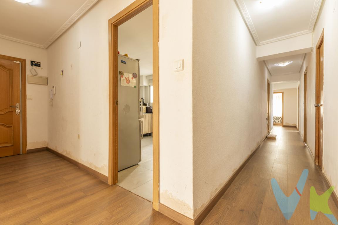 149 m², 5 habitaciones y mucha luz | 3ª planta con ascensor Espacio, luz y comodidad en Puerto de SaguntoSi estás buscando una vivienda amplia, luminosa y con espacio para toda la familia, esta propiedad merece tu atención.Situada en Puerto de Sagunto, en la zona de Avenida de Abril - 9 de Octubre, encontramos esta vivienda de 149 m² construidos, ubicada en una tercera planta con ascensor. Un piso de grandes dimensiones, con una distribución cómoda y versátil y con diferentes mejoras ya realizadas.Cinco habitaciones para adaptarlas a tus necesidadesLa vivienda dispone de 5 habitaciones, ofreciendo ese espacio que muchas familias necesitan y que no es fácil encontrar. Además de dormitorios, algunas de estas estancias pueden utilizarse como despacho, zona de estudio, habitación de invitados, vestidor o cualquier otro espacio que necesites.Cuenta también con 2 baños reformados, aportando comodidad y funcionalidad al día a día.El salón es amplio y luminoso y tiene salida a balcón, un espacio agradable para tomar el aire, disfrutar de un café o simplemente contar con un pequeño espacio exterior dentro de casa.Cocina actualizada y galeríaLa cocina ha sido actualizada y dispone de galería, ofreciendo un espacio práctico para las tareas del día a día y almacenamiento adicional.La vivienda cuenta además con dos pequeños trasteros en el interior de la propia casa, un detalle muy práctico para guardar aquello que no utilizamos habitualmente y mantener las diferentes estancias más despejadas y ordenadas.Dispone también de dos armarios, que aportan espacio adicional de almacenamiento.Una vivienda con importantes mejorasOtro de los puntos destacados de esta propiedad son las mejoras que se han realizado a lo largo del tiempo. Cuenta con ventanales cambiados, suelo renovado, puertas cambiadas, baños reformados y cocina actualizada.Todo ello permite disponer de una vivienda que combina una buena superficie con diferentes elementos ya renovados, facilitando su adaptación a las necesidades de sus nuevos propietarios.Además, la vivienda destaca especialmente por su luminosidad, consiguiendo estancias agradables y una buena sensación de amplitud.Una casa con espacio para crecerSus 149 m², 5 habitaciones y 2 baños hacen que sea una opción especialmente interesante para familias que necesitan amplitud o para quienes buscan habitaciones adicionales para trabajar, estudiar o disponer de diferentes espacios dentro de casa.Una vivienda con balcón, galería, ascensor y dos trasteros interiores, situada en una zona consolidada de Puerto de Sagunto y con importantes mejoras ya realizadas.Si buscas una vivienda donde los metros no sean un problema y cada miembro de la familia pueda tener su espacio, ven a conocerla.Contacta con nosotros para ampliar información o concertar una visita. Estaremos encantados de enseñártela.Algunas imágenes del anuncio han sido optimizadas mediante Inteligencia Artificial (IA) y herramientas de home staging virtual, por lo que se muestran únicamente a título informativo y no contractual.El precio no incluye honorarios de agencia inmobiliaria, impuestos (IVA/ITP) ni otros gastos derivados de la compraventa, como notaría, gestoría o registro.