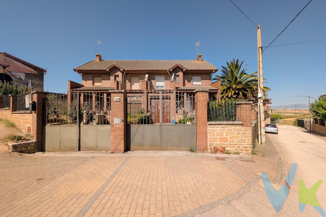 Se vende magnífica casa con terreno en Larraga 
Descubre esta amplia y acogedora vivienda situada en la tranquila localidad de Larraga, en la Zona Media de Navarra, un entorno ideal para disfrutar de la tranquilidad sin renunciar a los servicios del municipio.
La casa cuenta con 4 amplias habitaciones, 2 baños, una cocina funcional y un luminoso salón-comedor, perfecto para reuniones familiares. Además, dispone de un espacioso txoko, ideal para celebraciones y momentos de ocio durante todo el año.
La propiedad incluye garaje privado, dos terrazas con múltiples posibilidades para disfrutar del aire libre y un amplio terreno, perfecto para jardín, huerto, zona de juegos o cualquier proyecto personal.
Una vivienda con grandes espacios, cómoda y versátil, ideal tanto como residencia habitual como segunda vivienda. Si buscas tranquilidad, amplitud y calidad de vida en un entorno privilegiado de Navarra, esta casa es una excelente oportunidad.
¡Ven a visitarla y descubre todo lo que puede ofrecerte!
INFORMACIÓN LEGAL
▪ Información meramente orientativa, sin carácter contractual.▪ Superficies y características aproximadas, con finalidad descriptiva.▪ En el precio de venta están incluidos los honorarios de la agencia inmobiliaria, que serán asumidos por la parte vendedora.▪ El precio indicado no incluye los gastos e impuestos derivados de la compraventa a cargo del comprador (Notaría, Registro de la Propiedad, I.T.P., A.J.D. o I.V.A., según corresponda), ni otros posibles gastos asociados.▪ El inmueble se transmite sin mobiliario ni otros enseres, salvo que se indique expresamente lo contrario.
A modo orientativo en Navarra:
▪ Notaría y Registro: 1%–1,5%.▪ ITP: tipo general 6% (con posibles bonificaciones).▪ AJD: aprox. 0,5%–1%.