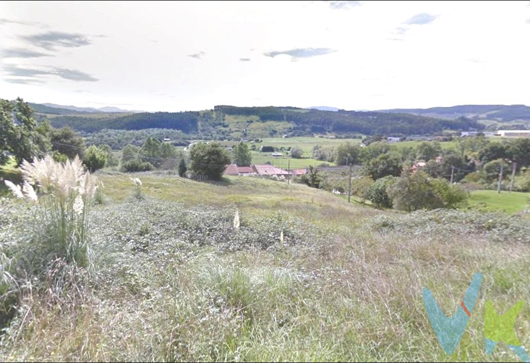 Oportunidad única para adquirir un terreno urbano directo de 2.779 m², situado en el Barrio de Cianca (Parbayón), a solo 15 minutos del centro de Santander. Este privilegiado espacio se encuentra en una ladera con poco desnivel y goza de una excelente orientación sur, ofreciendo vistas espectaculares al valle y la montaña. El acceso es inmejorable gracias a su cercanía con las principales vías, mientras que los servicios básicos como luz y agua están disponibles a pie de finca. Las cesiones al ayuntamiento ya han sido realizadas, garantizando que estos metros cuadrados son completamente libres para edificar sin demoras burocráticas adicionales; así podrás comenzar tu proyecto rápidamente. En un entorno rural caracterizado por verdes prados y suaves relieves montañosos, este terreno te brinda infinitas posibilidades para diseñar la casa perfecta aprovechando sus magníficas condiciones naturales. Los impuestos, gastos de notaría y registro no están incluidos en el precio.