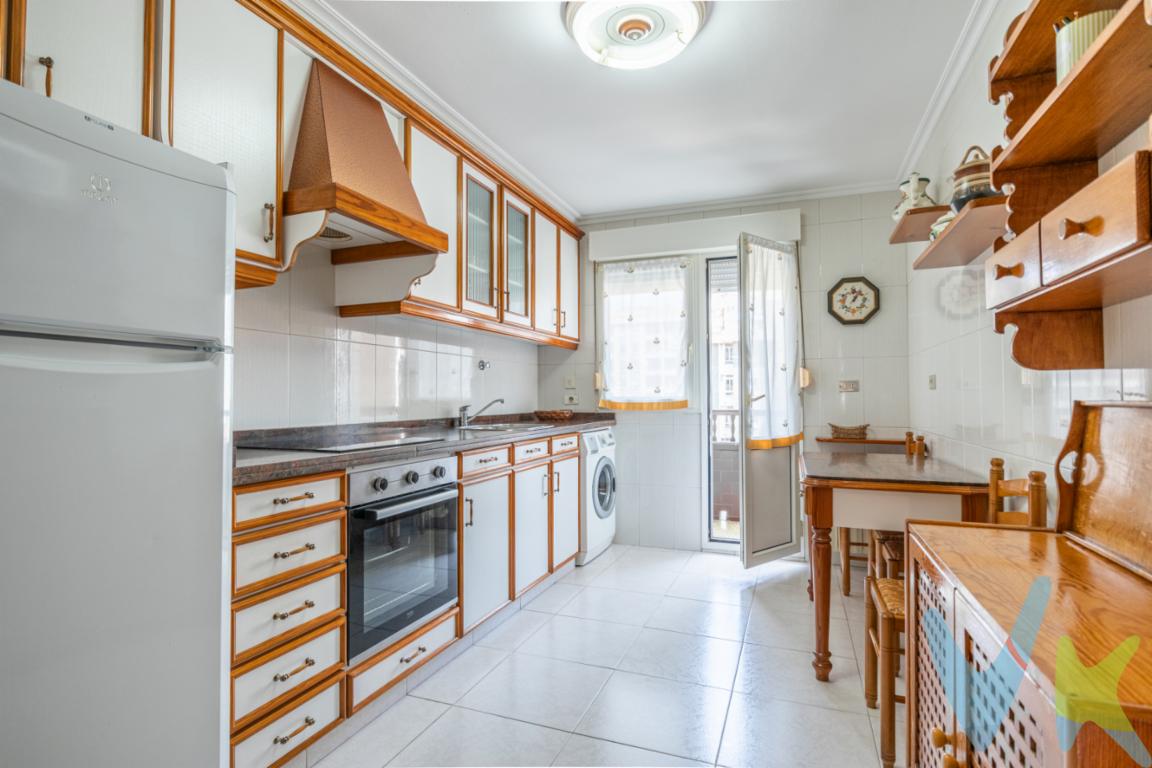  Descubre esta magnífica oportunidad de adquirir un espléndido piso en una de las zonas más codiciadas de Gijón, el Coto. Esta propiedad combina espacio, comodidad y ubicación excepcional para ofrecer un hogar perfecto para cualquier familia o inversor. Situado en la planta 02 de un edificio que data de 1979, este piso destaca por sus características únicas y su excelente distribución.La vivienda cuenta con 138 metros construidos y 95 metros útiles, proporcionando un espacio amplio para vivir cómodamente. Disfrute de las tres habitaciones que ofrece esta propiedad, ideales para acomodar una familia numerosa o para destinar una de ellas a oficina o sala de juegos. La distribución del piso está cuidadosamente pensada para maximizar el uso del espacio y la luz natural, creando un ambiente acogedor y luminoso.Acceder a este segundo piso nunca fue tan sencillo gracias al ascensor que dispone el edificio, facilitando el transporte de personas y enseres. Además, el piso incluye una plaza de garaje, un lujo innegable en la zona que asegura el aparcamiento sin preocupaciones en cualquier momento. Este detalle añade un plus de confort y seguridad al día a día de sus futuros propietarios.Por su privilegiada localización, esta propiedad permite acceder rápidamente a colegios, centros de salud y zonas verdes, haciendo de ella una opción inmejorable para establecer su residencia. La tranquilidad de las calles adyacentes, junto con la disponibilidad de servicios cercanos, convierten este piso en un lugar perfecto para familias y para aquellos que valoran la calidad de vida y a escasos 10 minutos caminando de la Playa San Lorenzo.Aprovecha esta magnífica ocasión de adquirir un piso en una de las zonas más solicitadas de Gijón.  No dejes pasar esta oportunidad única de visitar y convertir este inmueble en tu nuevo hogar. Te invitamos a conocerlo. Ven a visitarlo y descubre todo lo que tiene para ofrecer. Te esperamos para mostrarte este excelente piso en el corazón de Gijón. 