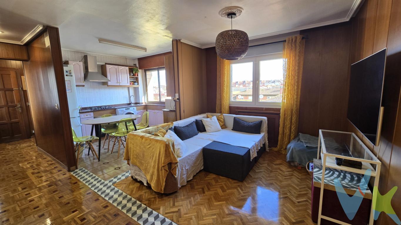  **Oportunidad única de inversión en el Barrio del Llano, piso muy luminoso  en venta**Nos complace presentar este magnífico piso ubicado en la ciudad de Gijón, una joya que no querrás dejar escapar. Esta propiedad es ideal tanto para familias que buscan un nuevo hogar como para aquellos inversores que desean obtener rentabilidad en una de las ciudades más vibrantes del norte de España.La propiedad ofrece un  salón se conecta armoniosamente con el comedor y la cocina, creando un espacio abierto y funcional, tres habitaciones amplias y luminosas y un baño recién reformado además de  una despensa con ventana , que se podría convertir en un segundo  baño. Las habitaciones son versátiles y pueden adaptarse como dormitorios, oficina en casa o sala de juegos, según tus necesidades. Los amplios ventanales permiten que la luz natural inunde cada esquina, creando un ambiente acogedor y cálido todo el año  al estar situada en la sexta planta ,y cuenta con ascensor de 4 plazas  lo que garantiza comodidad en tu día a día. En cuanto a la ubicación, no podría ser más conveniente, situado en una zona bien comunicada de Gijón, permite fácil acceso al transporte público, con paradas de autobús a escasos metros del portal. Esto asegura una conexión rápida y sencilla con el resto de la ciudad, facilitando los desplazamientos diarios.Vivienda  ideal para quienes buscan un entorno donde disfrutar de la vida urbana sin renunciar a la paz. En las inmediaciones, encontrarás una amplia oferta de servicios y comodidades: supermercados, colegios, centros de salud y zonas verdes que proporcionan un equilibrio perfecto entre lo que ofrece la ciudad y la calidad de vida.La vivienda es una excelente opción para quienes buscan invertir en una propiedad que no solo representa una calidad superior, sino que además se sitúa en una de las ubicaciones más demandadas de Gijón. Su cercanía a lugares emblemáticos y su facilidad de acceso a la red de transporte público hacen de este piso una oportunidad que no querrás perder.Además de todas estas características, el mercado de propiedades en Gijón está en constante crecimiento, lo que añade un valor adicional y asegura una buena inversión a largo plazo. Poder disfrutar de un hogar en esta bella ciudad costera del norte es un lujo que ahora está al alcance de tu mano.Toma esta oportunidad única de hacer realidad tus sueños inmobiliarios y visita esta propiedad para descubrir todas las bondades que ofrece. La armonía entre espacio, ubicación y calidad convierten a este piso en una opción irresistible. No dejes pasar la oportunidad de visitar y comprobar por ti mismo por qué esta propiedad es el lugar perfecto para ti.Te invitamos a contactarnos y programar una visita, para que puedas experimentar en persona todo lo que esta increíble propiedad tiene para ofrecerte. Estamos seguros de que este piso superará todas tus expectativas y te enamorarás de él desde el primer momento.En el precio no están incluidos los gastos de transmisiones patrimoniales, escritura y registro de la propiedad.  