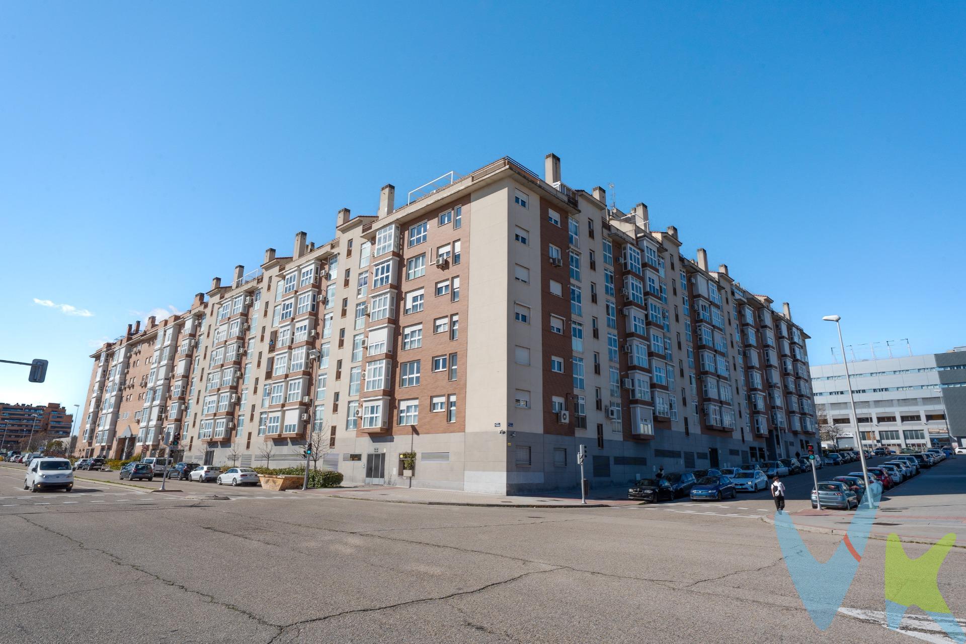 ¿Buscas un ático amplio, luminoso y con total privacidad en una de las mejores zonas del norte de Madrid?. UROSA TARGET GROUP presenta esta fantástica vivienda en Las Tablas, situada en la calle Palos del Rey, dentro del distrito de Fuencarral-El Pardo, en un edificio moderno construido en 2005 y ubicado en una urbanización de alto standing con una comunidad tranquila. La vivienda cuenta con 123 m² construidos y destaca por su excelente distribución y sensación de privacidad. Se trata de un ático en una séptima planta, con un solo vecino a un lado, lo que aporta mucha tranquilidad y prácticamente ausencia de ruidos. El piso dispone actualmente de dos dormitorios. El dormitorio principal cuenta con baño completo en suite y amplios armarios empotrados. Además, hay un segundo baño completo que da servicio al resto de la vivienda. La cocina es independiente, muy espaciosa y totalmente equipada. El salón es amplio y luminoso, con acceso directo a una agradable terraza de aproximadamente 18 m², ideal para disfrutar del exterior con total intimidad. La vivienda dispone de armarios empotrados en perfecto estado y sistema de aire acondicionado por splits frío/calor, lo que garantiza confort durante todo el año. Junto con la vivienda se incluye un trastero independiente de más de 6 m² y una plaza de garaje para coche grande, de más de 12 m², muy bien ubicada dentro de un garaje amplio y cómodo. La urbanización cuenta con completas zonas comunes: dos piscinas, tres zonas ajardinadas bien diferenciadas, pista de pádel y parque infantil, lo que la convierte en una opción ideal tanto para familias como para quienes buscan calidad de vida y servicios sin salir de casa. En las inmediaciones encontrarás todo tipo de comercios, restaurantes y servicios básicos como farmacias, centros médicos, parques y zonas de paseo. Además, la zona está muy bien comunicada y cuenta con excelentes accesos. Si buscas un ático con terraza, privacidad, zonas comunes completas, garaje y trastero en una de las zonas más consolidadas de Madrid, esta es una oportunidad que no deberías dejar pasar. Disponibilidad inmediata. Contacta y agenda tu visita. Información económica y gastos asociados:. En cumplimiento de lo dispuesto en el artículo 20 del Texto Refundido de la Ley General para la Defensa de los Consumidores y Usuarios, en su redacción vigente desde el 28 de diciembre de 2025, se informa expresamente de que el precio publicado no incluye los impuestos ni los gastos adicionales derivados de la compraventa, tales como el Impuesto de Transmisiones Patrimoniales o el IVA en su caso, Actos Jurídicos Documentados, aranceles notariales y registrales u otros gastos inherentes a la operación, los cuales se determinarán en función del precio final de cierre de la compraventa. El precio final ofertado respeta la normativa reguladora de precios que resulta aplicable. Asimismo, la presente operación devengará honorarios de intermediación profesional equivalentes, como máximo, al 3% del precio final de compraventa, más el IVA vigente, que serán abonados por la parte compradora.