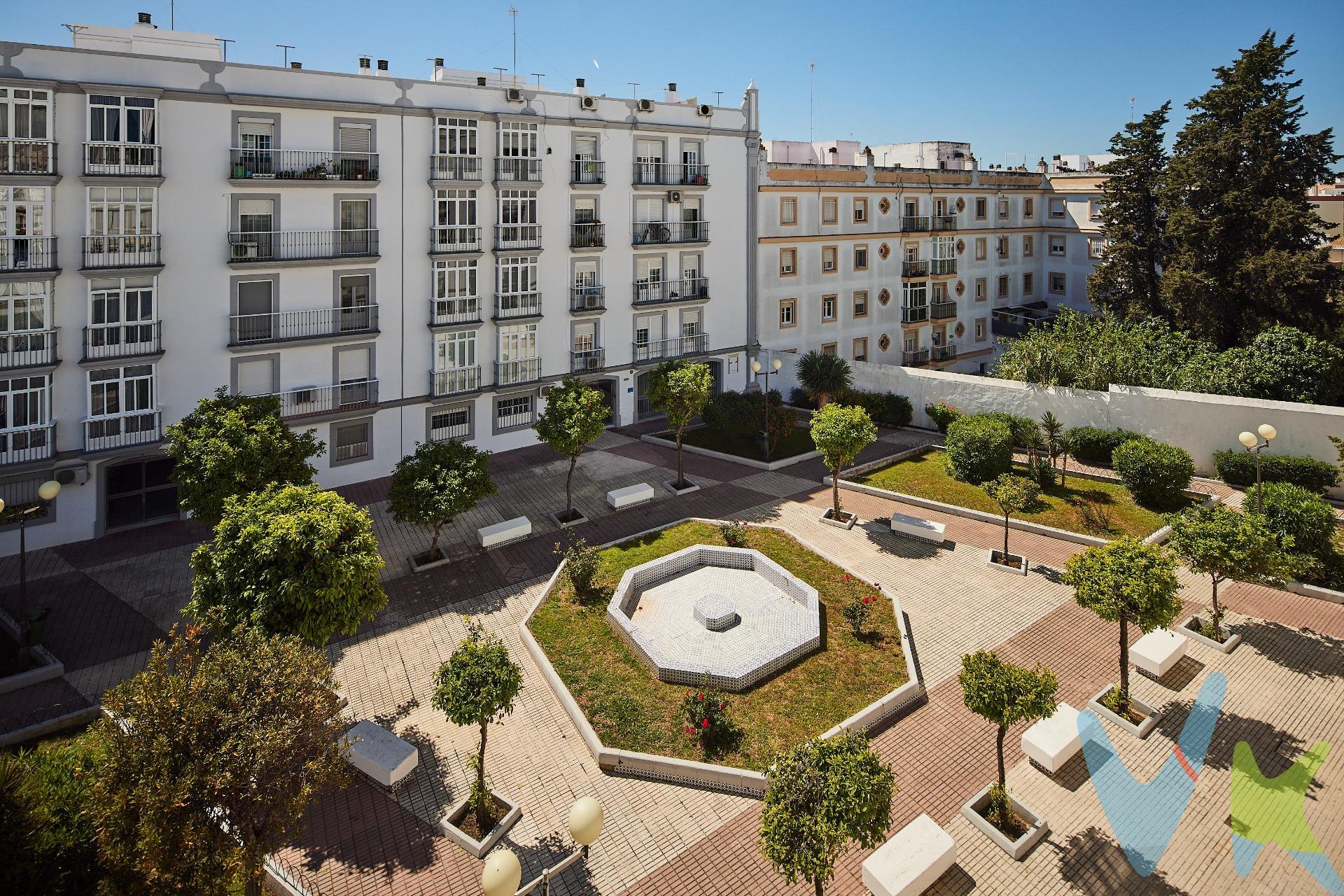 ¿Buscas tu próximo hogar en una ubicación privilegiada? Te presentamos esta fantástica vivienda situada en Calle Real, San Fernando, rodeada de todos los servicios y a un paso de los mejores colegios de la zona, perfecta para familias jóvenes que quieren crecer en un entorno cómodo y bien comunicado.  Características principales:. 93 m² construidos. Amplio y luminoso salón con balcón, con vistas a un gran patio comunitario. 2 habitaciones dobles + 1 habitación individual. 1 cuarto de baño completo. Cocina independiente con gran potencial de reforma.  Gran oportunidad de personalización:. La cocina ofrece la posibilidad de integrarse al salón, creando un espacio moderno, abierto y funcional, ideal para el estilo de vida actual.  Ubicación y entorno:. Situado en una de las calles más emblemáticas de San Fernando, con colegios, comercios, transporte y zonas de ocio a pocos minutos. Además, cuenta con excelente comunicación hacia Cádiz, facilitando desplazamientos rápidos tanto en coche como en transporte público.  Ideal para quienes buscan crear su hogar a medida, en una zona consolidada y con alta demanda. No dejes pasar esta oportunidad. Contacta ahora para más información o para concertar una visita. Tu nuevo hogar en San Fernando te está esperando. * Gastos, Impuestos y Honorarios de la Agencia no Incluidos.  .  *Si estás interesado en esta vivienda pero tienes que vender, contacta con nosotros, te ayudamos a encontrar comprador para tu vivienda. Periodo de validez de la publicación 31/12/2026.