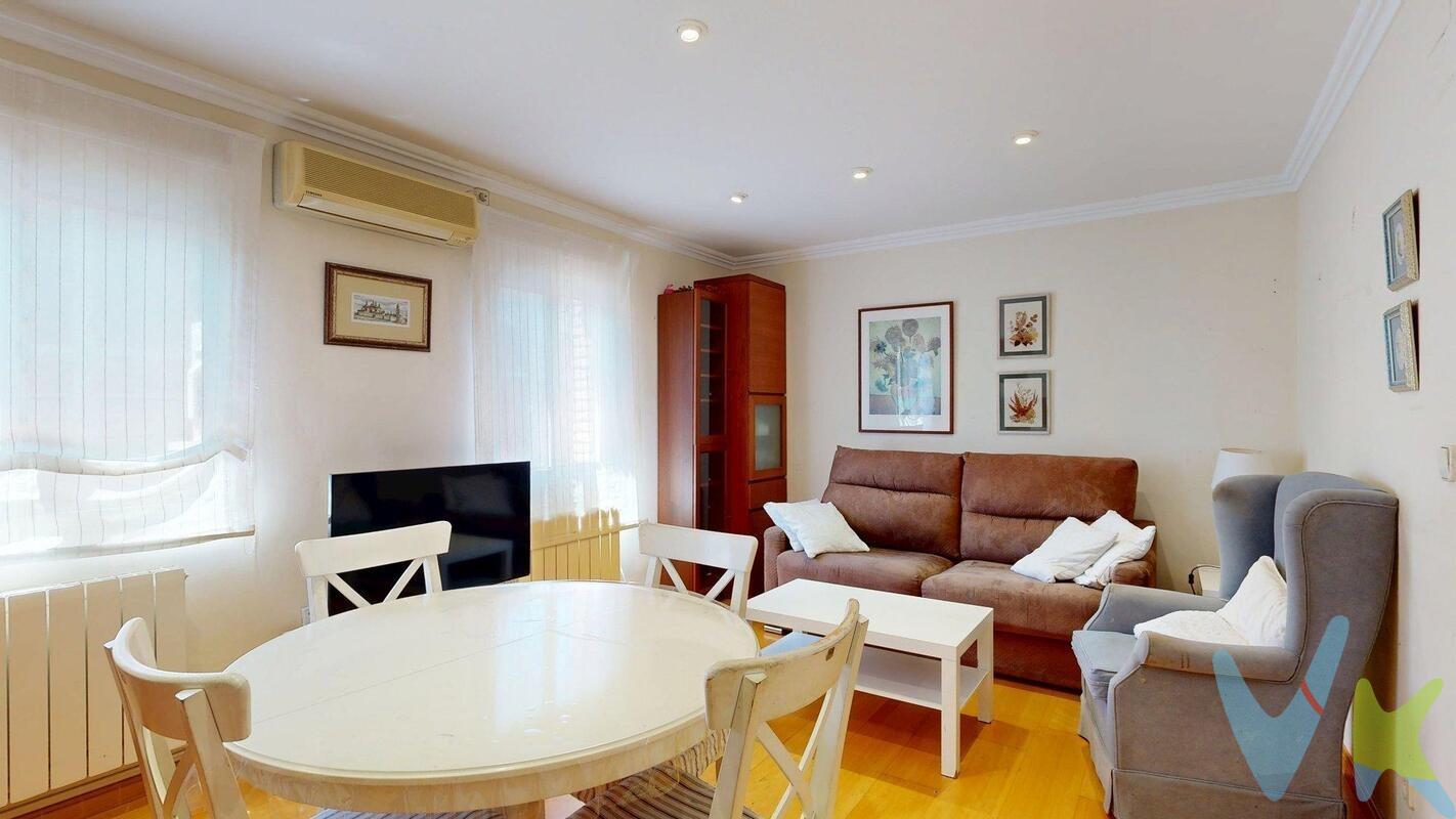 Piso en venta en Las Fuentes, calle Amistad. Se vende piso exterior ubicado en una tercera planta sin ascensor. La vivienda cuenta con un luminoso salón, dos dormitorios, cocina independiente y un baño completo. Dispone de calefacción individual de gas y aire acondicionado en el salón. Los suelos son de tarima y las ventanas de aluminio. Se vende listo para entrar a vivir. Además, cuenta con puerta blindada para mayor seguridad. Una excelente oportunidad tanto como vivienda habitual como inversión. El precio no incluye impuestos, gastos de notaría, registro ni honorarios de intermediación. Este anuncio tiene carácter informativo y no es contractual. Puede estar sujeto a errores o modificaciones.