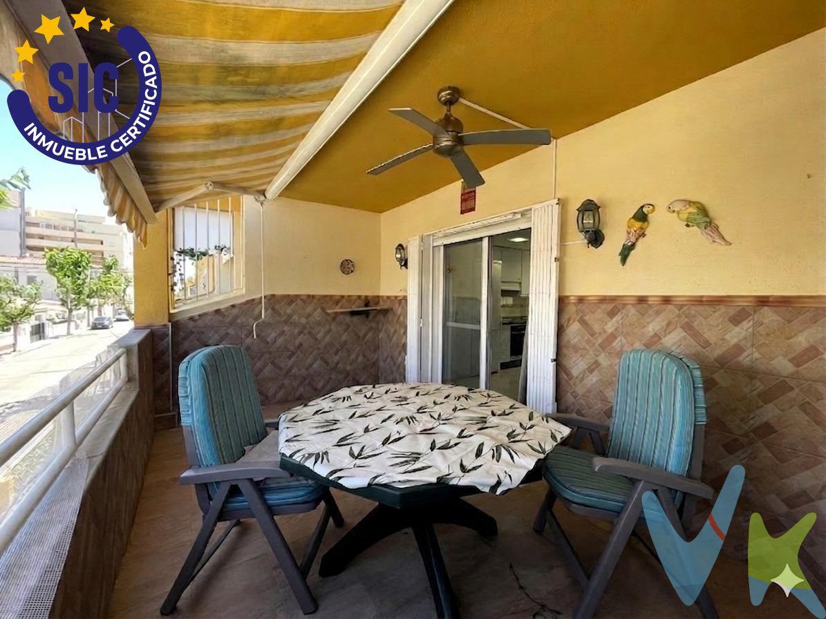 Descubre este adosado en la zona de Playa Morro de Gos, una oportunidad ideal como segunda vivienda, residencia habitual o inversión con alta rentabilidad. Con un precio de 185.000 € la vivienda destaca por su excelente distribución. La planta baja ofrece un espacio abierto que integra salón-comedor y cocina totalmente equipada, con acceso directo a una terraza privada, perfecta para disfrutar del clima mediterráneo durante todo el año. La primera planta cuenta dos dormitorios junto a una segunda terraza que aporta un espacio adicional al aire libre. En la planta abuhardillada se encuentra el tercer dormitorio, un rincón íntimo y versátil ideal como dormitorio principal, despacho o zona de descanso. La propiedad cuenta además con dos baños completos, lo que garantiza comodidad para toda la familia, y una plaza de parking incluida en el precio. Ubicada en una zona privilegiada, próxima a colegios, comercios y todos los servicios, esta vivienda combina tranquilidad, funcionalidad y una excelente ubicación. (*) Cláusula de Transparencia y Desglose de Gastos. En cumplimiento de las obligaciones de información previstas en la Ley 10/2025, de 28 de diciembre, de servicios de atención a la clientela y transparencia, así como en la normativa sectorial vigente, se hace constar que el precio indicado no incluye los gastos e impuestos inherentes a la adquisición, los cuales se desglosan a continuación:. - Impuesto sobre Transmisiones Patrimoniales (ITP): Se aplicará el tipo impositivo vigente en la Comunidad Valenciana, generalmente el 10%, sin perjuicio de tipos reducidos aplicables según las circunstancias personales del comprador o las características del inmueble. El impuesto se devenga sobre el Valor de Referencia Catastral o el precio de venta, aquel que resulte superior. Para una información exhaustiva sobre el funcionamiento, tipos impositivos y bonificaciones del ITP, puede consultar el portal oficial de la Agencia Tributaria autonómica en el siguiente enlace: www.atv.gva.es/es/itpajd. - Gastos de Notaría: Los honorarios notariales se calcularán conforme al arancel oficial regulado en el Anexo I, del Real Decreto 1426/1989, de 17 de noviembre, por el que se aprueba el arancel Notarial. - Gastos de Registro: La inscripción en el Registro de la Propiedad se facturará según el arancel oficial establecido en el Anexo I, del Real Decreto 1427/1989, de 17 de noviembre, por el que se aprueba el arancel de los Registradores de la Propiedad. - Gastos de Gestión: Los honorarios por la tramitación administrativa, liquidación de impuestos e inscripción registral, en el supuesto de ser a cargo de la agencia inmobiliaria, ascienden a 302,50 € (IVA incluido). - Honorarios Agencia del Vendedor: incluidos en el precio publicado. - Honorarios Agencia del Comprador: Se informa que eventualmente podrían existir honorarios profesionales a cargo del adquirente, en aquellos casos en que se hubieran contratado previamente los servicios específicos del encargo de compra y en ningún caso estarán vinculados al precio.