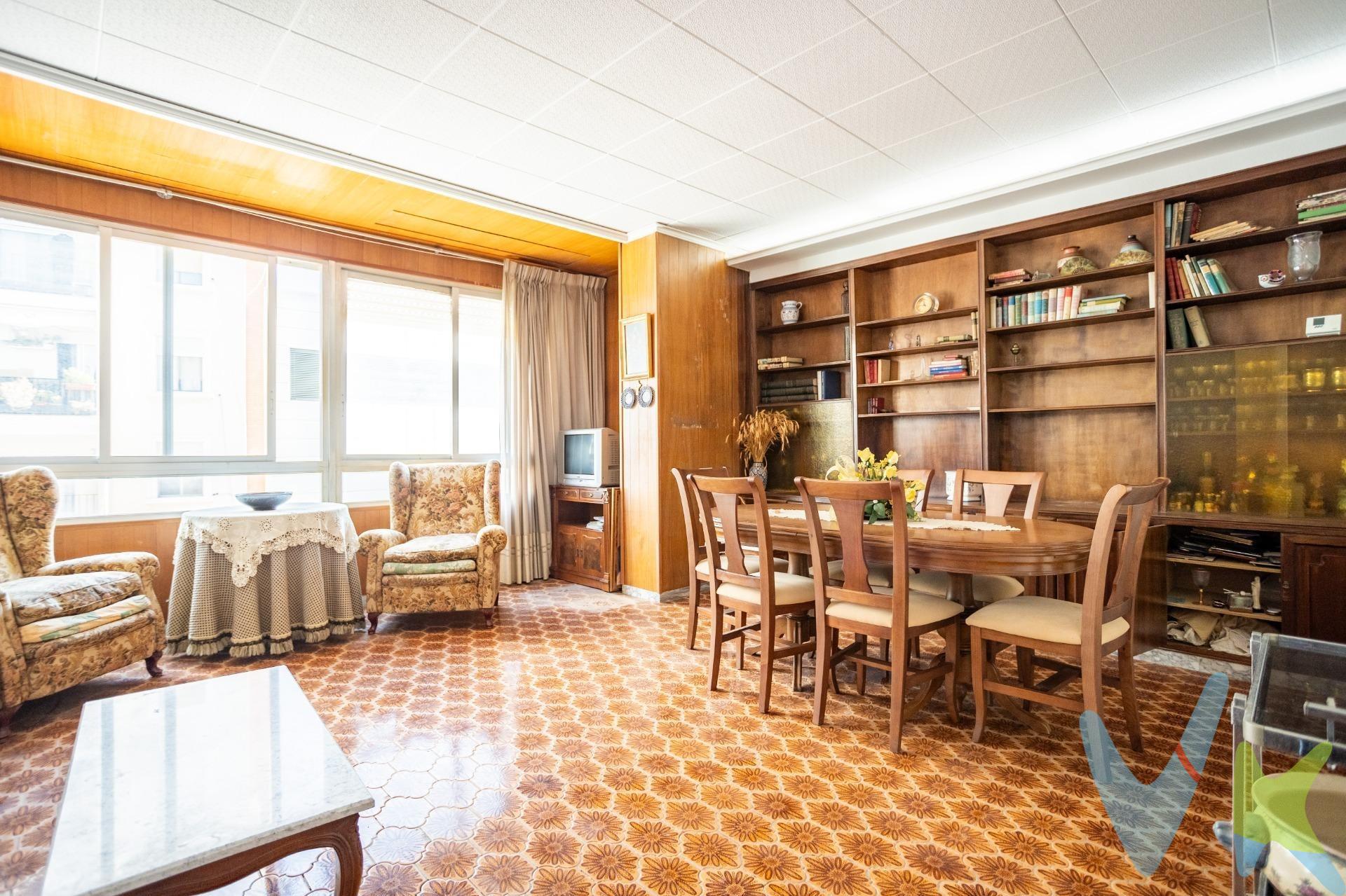 Amplio y luminoso piso en venta en el corazón de la Vall d’Uixó. Te presentamos una excelente oportunidad para adquirir una vivienda amplia, confortable y con una ubicación privilegiada en una de las zonas más céntricas y valoradas de la Vall d’Uixó. Este piso destaca por su orientación a dos calles, lo que le proporciona una luminosidad natural excepcional y una ventilación cruzada que mejora notablemente el confort en cada estancia. La vivienda ofrece cuatro dormitorios generosos, ideales tanto para familias que buscan espacio como para quienes necesitan ambientes versátiles, ya sea para teletrabajar, estudiar o recibir invitados. Dispone de dos baños completos, bien distribuidos, que aportan comodidad y funcionalidad a la rutina diaria. El salón-comedor es amplio y luminoso, un espacio perfecto para disfrutar de reuniones familiares, momentos de relax o cenas con amigos. La calefacción por radiadores garantiza un ambiente cálido y acogedor en invierno, mientras que la gran terraza ofrece un valioso espacio exterior, perfecto para disfrutar al aire libre, colocar una zona de descanso o incluso diseñar tu propio jardín urbano. Ubicada en pleno centro de la Vall d’Uixó, esta vivienda se encuentra rodeada de todos los servicios necesarios para el día a día: colegios, supermercados, farmacias, parques, zonas verdes, restaurantes y comercios. Todo a un paso de casa, sin necesidad de desplazarse en coche. Además, goza de una excelente conexión con las principales vías de acceso y transporte público. Se trata de una propiedad ideal tanto como residencia habitual como para inversión, gracias a su amplitud, funcionalidad y ubicación estratégica. Un piso con alma, que ofrece todo lo necesario para comenzar una nueva etapa con calidad de vida y comodidad. No dejes pasar esta oportunidad. Contáctanos hoy mismo para más información o para concertar una visita. ¡Este piso puede ser tu próximo hogar! 🏡✨. La descripción y los datos del presente inmueble tienen carácter meramente informativo y en ningún caso contractual. En el precio de la vivienda no están incluidos los honorarios de agencia, gastos de compraventa y/o financiación. Por mandato expreso del propietario, comercializamos este inmueble en exclusiva compartida, lo que garantiza un servicio de calidad, un trato fácil y personalizado, una gran difusión en nuestras redes compartidas y sin interferencias de terceros. Por este motivo se ruega no molestar al propietario, a los ocupantes de la propiedad, a los vecinos o conserjes del edificio si los hubiera. . Si eres una agencia, llámanos colaboraremos contigo. . Muchas gracias. 