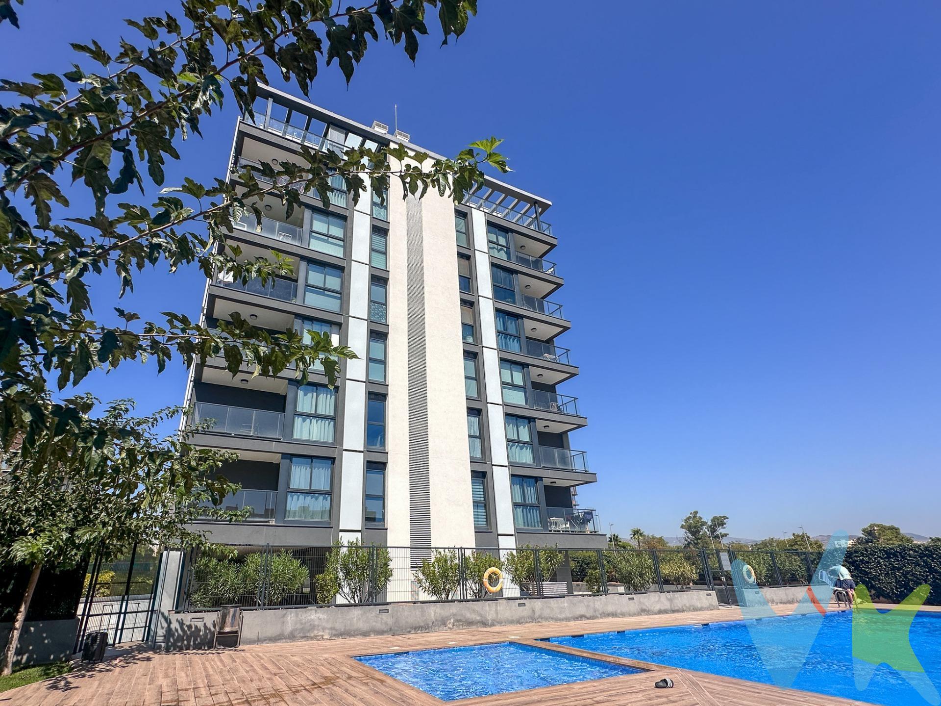 Presentamos una exclusiva vivienda de 115 m2 que destaca por su óptima distribución y aprovechamiento del espacio. Al entrar, serás recibido por un hall luminoso que da acceso a una cocina totalmente equipada y un amplio comedor salón inundado de luz natural. La propiedad cuenta con dos habitaciones dobles equipadas con armarios empotrados, además de una habitación principal donde se encuentra un vestidor privado y baño completo dotado de plato de ducha. Este hogar está diseñado para ofrecer confort durante todas las estaciones gracias al sistema de aire acondicionado frío/calor instalado por conductos. En sus acabados destacan los suelos laminados elegantemente terminados así como paredes lisas suaves al tacto; cabe mencionar también la presencia adicional de armarios empotrados tanto en el pasillo como en la entrada. Se ofrece sin muebles pero incluye electrodomésticos esenciales ya instalados. Situada dentro de una cuidada urbanización, este residencial presenta atractivas zonas comunes: podrás relajarte junto a la piscina comunitaria o disfrutar del área infantil equipada con columpios y con suelos de parquet para que no se hagan daño; asimismo hay baños/vestiarops disponibles para la piscina e instalaciones para aparcar bicicletas así como pista adecuada para futbito. Cuenta con plaza de garaje así como trastero localizado dentro del mismo edificio. Diseña tu estilo vida ideal aquí . ¡Disfruta plenamente cada rincón durante todo el año!. Este inmueble es en exclusiva, con lo que le facilitamos cualquier información sobre la vivienda.  Por este motivo, solicitamos no molesten al propietario o a los vecinos de la comunidad. . En todos los casos los precios expuestos son más impuestos y gastos derivados de la transmisión del inmueble.
