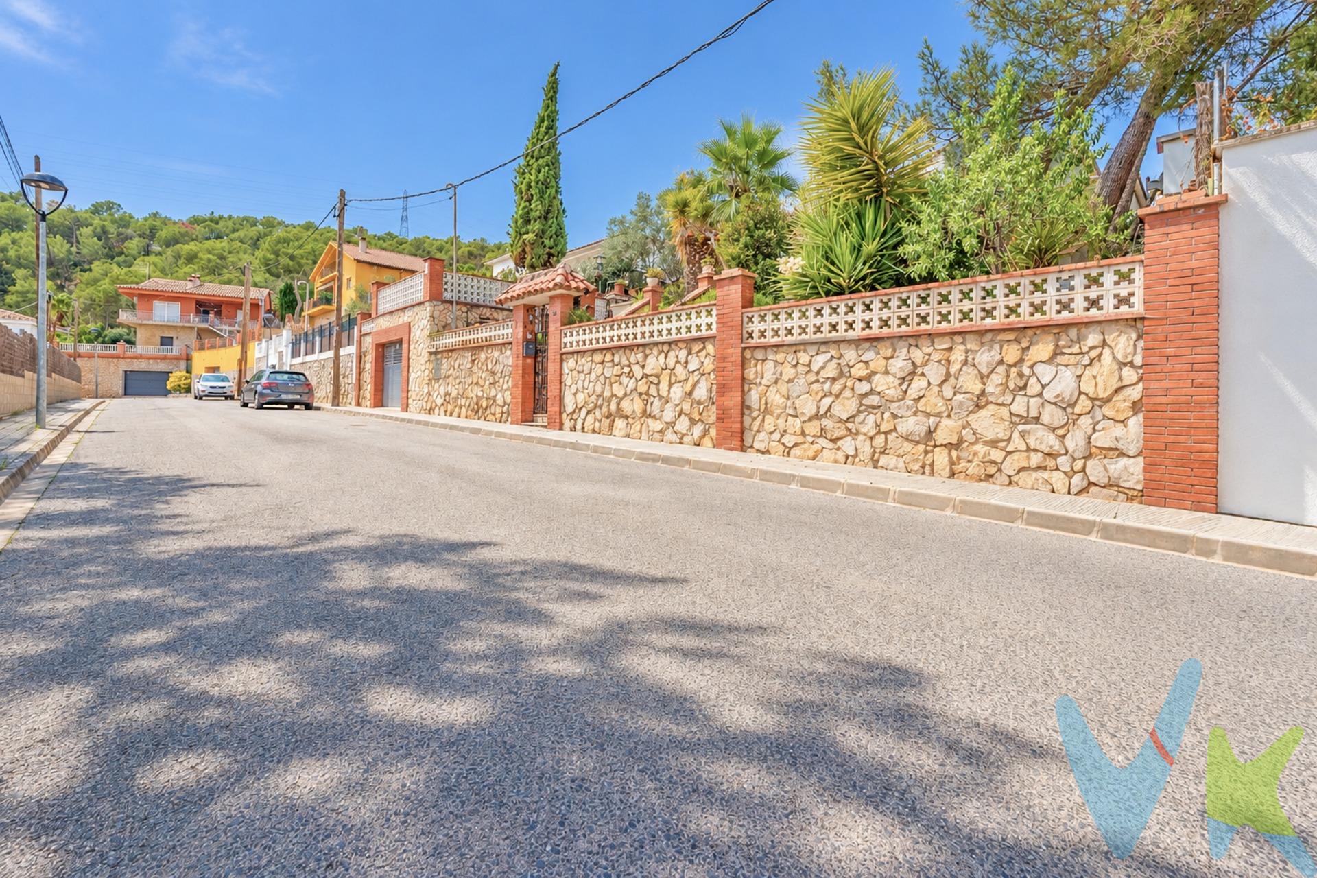 # Casa con piscina y parcela de 664 m² en Can Xum – Canyelles | 350.000 €. Hay casas donde simplemente vives… y otras donde también disfrutas de todo lo que ocurre fuera de sus paredes. Esta vivienda en Can Xum, en Canyelles, ofrece tranquilidad, vistas al paisaje y una parcela de 664 m² con piscina privada, porche y árboles frutales. Un lugar para disfrutar de las tardes de verano, comer al aire libre o desconectar sin salir de casa. Distribuida en dos plantas, cuenta con cuatro estancias utilizadas como dormitorios (dos dobles y dos individuales), un baño completo y un aseo. Su orientación sureste aporta luminosidad y su buen estado de conservación permite instalarse sin grandes reformas iniciales. Además, el colegio está a tan solo dos manzanas, una ventaja para la vida familiar. ## 📐 Distribución y características. - Parcela de 664 m². - 174 m² construidos totales anunciados, incluyendo elementos auxiliares. - 52,42 m² útiles reconocidos en la última cédula de habitabilidad. - Planta superior de unos 20 m² adicionales, no computados como superficie útil habitable en dicha cédula. - 4 estancias utilizadas como dormitorios: 2 dobles y 2 individuales. - 1 baño completo y 1 aseo. - Orientación sureste. - Buen estado de conservación. ## 🌳 Exteriores. - Piscina privada de 16 m². - Porche de 6 m². - Aparcamiento privado. - Árboles frutales y espacios para disfrutar al aire libre. - Vistas al entorno natural. ## 📍 Ubicación. **Les Cases del Xum – Canyelles (Barcelona)**. - Colegio a unas dos manzanas. - Próxima a equipamientos infantiles. - Entorno residencial tranquilo, en la comarca del Garraf. ## ☀️ Lo que realmente destaca. - Una parcela amplia con piscina propia. - Espacio exterior para reuniones, descanso o jardinería. - Cuatro estancias de dormitorio y dos plantas. - Buena orientación y proximidad al colegio. ## 🏗 Estado del inmueble. - Construcción iniciada en 1988. - Finalización y legalización en 2007. - Cédula de habitabilidad caducada, en trámite de renovación. - Los aproximadamente 20 m² de la planta superior no figuran como superficie útil habitable en la última cédula. - ITE no exigible por tratarse de una vivienda aislada. ## 🌱 Eficiencia energética. - Certificado: 01RXFVMZJ, válido hasta el 09/10/2033. - Consumo: D (114 kWh/m² año). - Emisiones: C (22 kg CO₂/m² año). ## 💶 Gastos de mantenimiento. IBI, tasa de residuos y posibles gastos comunitarios: pendientes de confirmar. ## 💰 Condiciones económicas. **Precio: 350.000 €**. **Comprador libre del pago de honorarios de agencia.**. El precio no incluye ITP, notaría ni registro. - ITP general estimado (10 %): 35.000 €. - Notaría y registro: 1.500–2.500 € aprox. **👉 Coste total orientativo: 386.500–387.500 €**. Cálculo sobre el precio anunciado, sujeto a la base imponible y al tipo impositivo aplicable al comprador. No incluye posibles gastos hipotecarios. ## ⚡ Información relevante. - Superficies y usos sujetos a comprobación documental. - Condición de gran tenedor del propietario: NO es gran tenedor. - Certificado de amianto: en curso. ## ℹ️ Información para el comprador. Información orientativa y no contractual. La última cédula reconocía 52,42 m² útiles; la planta superior añade unos 20 m² que no figuran como superficie útil habitable. Su uso y reconocimiento administrativo se rigen por la documentación y normativa aplicables. La renovación de la cédula está en trámite. Los muebles y elementos decorativos pueden no estar incluidos. Impuestos y gastos de compraventa no incluidos en el precio. Agencia inscrita en el Registro de Agentes Inmobiliarios de Cataluña (AICAT nº 8113).
