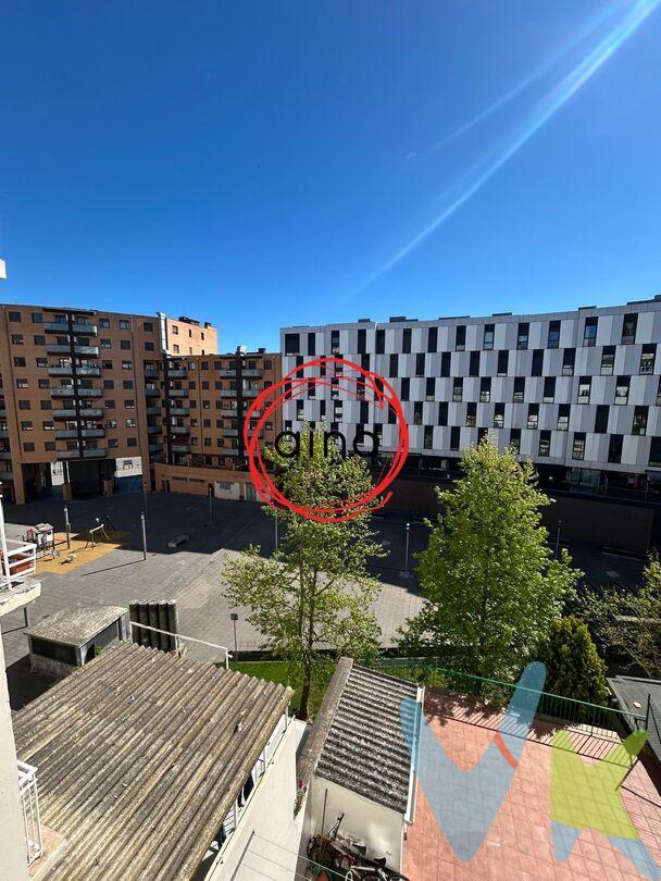 Se vende piso luminoso situado en la cuarta y última altura de un edificio con ascensor en plena calle Real de Noáin, en una ubicación céntrica, cómoda y rodeada de todos los servicios necesarios para el día a día: comercios, transporte, zonas verdes y centros educativos. Una vivienda ideal tanto para familias como para quienes buscan un hogar bien distribuido en una zona consolidada.
La vivienda cuenta con 93 m² construidos y 85 m² útiles, distribuidos de forma práctica a través de un pasillo que organiza las estancias. Al acceder, encontramos la cocina independiente de 12 m², que dispone de una pequeña despensa y salida a un balcón acristalado de 2 m², un espacio funcional como zona auxiliar. A la derecha se sitúa el salón, de 13 m², acogedor y bien proporcionado para el uso diario. En la zona de descanso, el piso dispone de tres dormitorios de buenas dimensiones: uno de 12 m², el dormitorio principal de 13,50 m² con armario empotrado, y un tercer dormitorio de 12,50 m², lo que permite adaptarlos fácilmente a diferentes necesidades familiares, despacho o habitación de invitados. Al fondo del pasillo se encuentra el baño completo, equipado con bañera.
Calefacción y agua caliente mediante caldera de gas individual
Cabe destacar que la vivienda cuenta con ventanas cambiadas, lo que mejora el aislamiento térmico y acústico, aportando mayor confort en el día a día. Su ubicación en última planta le proporciona además una buena luminosidad y mayor tranquilidad.
Se trata de una vivienda con una distribución funcional y bien aprovechada, perfecta tanto como residencia habitual como inversión.
INFORMACIÓN LEGAL A TENER EN CUENTA:
ℹ️ Los datos y superficies indicados son aproximados y tienen carácter meramente informativo, sin valor contractual.
El precio de venta no incluye impuestos ni gastos derivados de la transmisión. La compra conlleva impuestos y gastos de formalización para el comprador:

Impuesto I.T.P. (Impuesto de Transmisiones Patrimoniales 6% (Consultar condiciones concretas según circunstancias personales o régimen fiscal aplicable) 
Gastos de Notaría y Registro aproximadamente 1,5%, 
Gastos financieros si se contrata hipoteca.

Los honorarios de intermediación inmobiliaria corren a cargo del vendedor 
¡NO COBRAMOS HONORARIOS AL COMPRADOR!