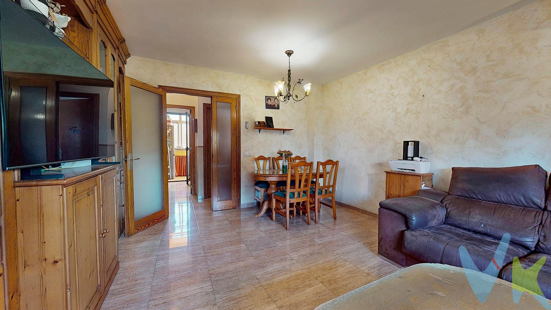 Si  te gustaría vivir en una zona tranquila y a 5 minutos de Palma, en coche o metro, no dudes en visitar este luminoso primer piso en Sa Indiotería. Descubre esta fantástica primera planta de 82 m² lista para entrar a vivir, ubicada en la tranquila y bien comunicada calle Salou, en el barrio de Sa Indiotería, en Palma. . La vivienda destaca por su gran luminosidad, excelente estado de conservación y una distribución cómoda y funcional, con ubicación y conexiones inmejorables. Ubicada en una zona tranquila con todos los servicios al alcance, justo al lado del Polígono Son Castelló y de la carretera vieja de Bunyola. Esto te permite llegar al centro de Palma en tan solo 5 minutos y ofrece una excelente conexión a la autopista, ideal para quienes necesitan desplazarse a las afueras, bien sea por trabajo u ocio. . La vivienda se distribuye desde un pasillo / recibidor central. Las estancias principales son el salón comedor,  con acceso a un balcón a pie de planta y la cocina independiente con una coladuria amplia y luminosa. Cuenta con tres habitaciones. Dos de ellas son dobles (una de ellas con balcón privado) y la tercera estancia, una habitación individual,  se utiliza actualmente como almacenamiento. Todas las habitaciones están equipadas con armarios empotrados y sistema de bomba frío/calor (aire acondicionado), garantizando confort en cualquier estación. Un baño completo da servicio a la vivienda. Parking y trastero incluido en el precio de venta. . El precio de venta indicado no incluye el Impuesto de Transmisiones Patrimoniales (ITP), que será orientativamente del 8 % para compraventas de hasta 400.000 €, ni los gastos notariales y registrales, estimados orientativamente en un 2 % del valor de la compraventa, los cuales deberán ser abonados por la parte compradora al firmar la correspondiente escritura pública. El importe de los impuestos se calcula sobre el precio final que conste en la escritura pública y puede variar en función de la normativa aplicable, así como de las subvenciones, ayudas, edad y demás circunstancias personales del contribuyente. Los honorarios de la agencia inmobiliaria serán asumidos íntegramente por la parte vendedora, no suponiendo coste alguno para la parte compradora. Inmobiliaria Inscrita en el Registre Oficial de Agents Immobiliaris de les Illes Balears con el NUMERO REGISTRO: GOIBE747077/2024. 