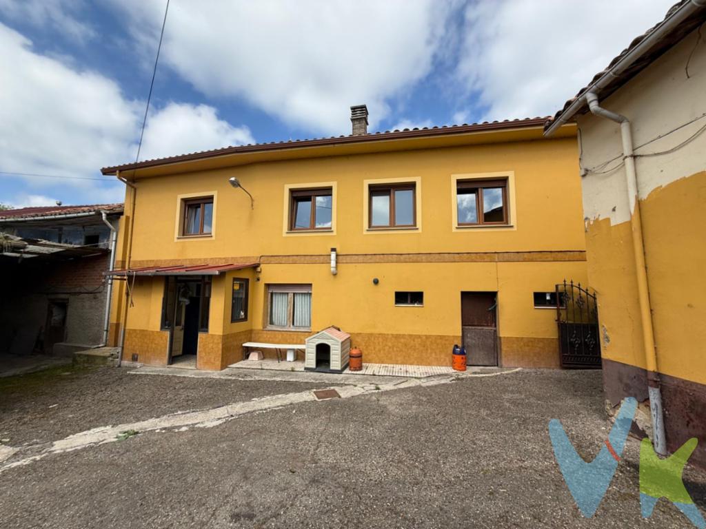 Si buscas espacio, tranquilidad y una propiedad con posibilidades reales, esta casa en Sariego puede ser justo lo que estabas esperando.Desde ALQUIASTUR te presentamos esta vivienda independiente situada en un entorno natural privilegiado, con bonitas vistas despejadas y aprox. 20 minutos de Gijón, 20 minutos de Oviedo, 10 de Pola de Siero.Características principales:Vivienda unifamiliar distribuida en dos plantas con 3 habitaciones amplias y luminosasVivienda totalmente exterior (orientación este-sur)Tejado reformado hace 5 años aproxLa propiedad incluye varias construcciones anexas que aportan un enorme potencial:Casa de piedra independiente para rehabilitarCuadra con pajarDos anejos auxiliaresAdemás, cuenta con varias parcelas alrededor de la vivienda, lo que permite múltiples usos: huerto, ocio. Ideal para:Vivienda habitual con espacio exteriorSegunda residenciaProyecto de reforma o inversión ruralLa compraventa quedará sujeta a un plazo adicional necesario para la revisión, actualización y regularización de la documentación de la propiedad.Llámanos y ven a verlaEste tipo de propiedades con terreno y tantas posibilidades no salen todos los días. Contacta con ALQUIASTUR y agenda tu visita.Gastos e impuestos no incluidos en el precio. A título orientativo, en segundas transmisiones, el comprador abonará el Impuesto sobre Transmisiones Patrimoniales (ITP). La base imponible será el mayor valor entre precio de compraventa, tasación o valor de referencia catastral. Gastos de notaría y registro aranceles variables según precio, número de copias y complejidad).     El comprador escoge libremente notario. El vendedor asume la plusvalía y el resto de gastos son del comprador. Si se precisa hipoteca: Tasación, condiciones y costes bancarios según entidad elegida por el comprador; así como los gastos de gestoría y cualesquiera otros inherentes a la formalización de la compraventa. De acuerdo con la ley, no se incluyen en el precio otros gastos o tributos que legalmente correspondan al comprador. Honorarios de intermediación inmobiliaria a cargo del vendedor y honorarios de mediación inmobiliaria del 2% más I.V.A. con un mínimo de 2.000 + IVA a cargo del comprador.El consumidor tiene derecho, conforme a la normativa vigente, a disponer de información y documentación adicional relativa al inmueble y condiciones de la compraventa, accesible en la sede física de la agencia. La agencia actúa exclusivamente como intermediaria en la operación. Cualquier compraventa y sus condiciones quedan sujetas en todo caso a la aceptación expresa del vendedor del inmueble y a la posterior formalización del correspondiente contrato. El presente anuncio tiene carácter meramente informativo; la información suministrada se corresponde con la disponible a la fecha de publicación, pudiendo variar en función de las circunstancias o actualizaciones legales, contractuales y fiscales.