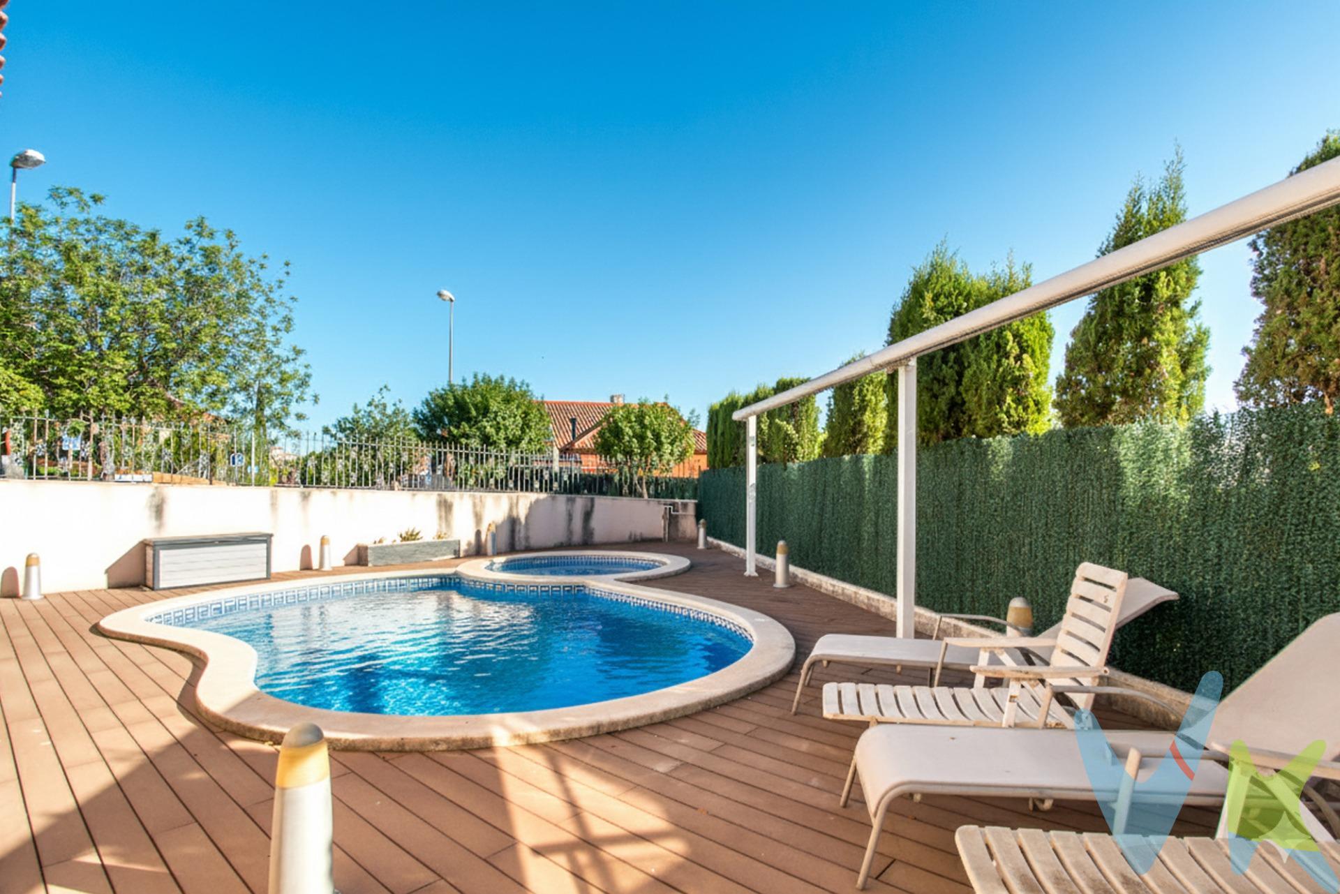 Descubre este impresionante chalet ubicado en la exclusiva zona de Altorreal. Con un precio competitivo de 515,000 euros, esta propiedad cuenta con una superficie construida de 151 m² y útil de 132 m². Su orientación sureste permite disfrutar del sol durante gran parte del día. El chalet dispone de cuatro habitaciones dobles perfectamente distribuidas y tres baños modernos que aseguran el máximo confort para ti y tu familia. Este inmueble destaca por su excelente estado 'para entrar a vivir' sin necesidad de reformas inmediatas. En planta baja encontrarás todos los espacios necesarios para hacerte sentir como en casa rodeado de grandes ventanales, con amplias áreas sociales abiertas al exterior que dan acceso a la parcela, perfecta para relajarse o entretenerse con amigos y familiares, además incluye parking privado e impresionantes zonas ajardinadas alrededor; ideal para quienes buscan tranquilidad junto al campo verde del golf más cercano. Una característica única es su habitación adicional ubicada en la planta superior con dos orientaciones diferentes que ofrece vistas espectaculares mientras garantiza privacidad total. Para esos días soleados no hay nada mejor que disfrutar sobre todo de la piscina grande diseñada tanto para niños como adultos así como moderna barbacoa donde podrás realizar reuniones inolvidables bajo cielos despejados. Cuando te pongas en contacto con nosotros te informaremos de los gastos que no están incluidos en el precio, gastos de compraventa y honorarios de agencia y te ayudaremos para que tu proceso de compra con nosotros se convierta en. Calma: Estado ideal de tranquilidad que tendrás al comprar tu casa con nosotros. Por último, te vamos a contar una cosa: Los propietarios han confiado en exclusiva en nosotros y nos han contratado en exclusiva para que les ayudemos a vender uno de sus bienes más preciados, su casa, su hogar. Esto para ti, como comprador, será una garantía ya que tendrás acceso a un servicio de calidad, un trato fácil, sencillo y sin interferencias de terceros. Por eso, te vamos a pedir un favor, habla con nosotros, no los molestes, te vamos a ayudar en caso de interés en todo el proceso y te vamos a facilitar toda la documentación e información que precises. Como ya te habíamos dicho, ¡ Un servicio de calidad!