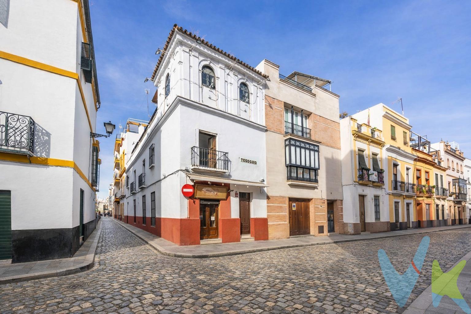 Preciosa casa señorial en pleno centro de Sevilla, junto a la basílica de Jesús del Gran Poder y a un paso de la avenida de Torneo y río Guadalquivir, o de la Plaza de la Gavidia. Se trata de una casa sevillana con muchísimo encanto, que alberga en su planta baja la emblemática Antigua Abacería de San Lorenzo, establecimiento con gran tradición gastronómica y cultural en nuestra ciudad. actualmente sin actividad. Con 109 m2 de solar y 258 m² construidos, tiene acceso independiente a las plantas altas, que se pueden destinar a uso de vivienda, con una magnífica terraza de más de 30 metros cuadrados. Catalogada "C". Casa señorial siglo XVIII. Uso residencial. Protección parcial grado 1 (fachada, 1ª crujía completa, tipo de cubierta, patio y torreón de esquina). Destacan elementos como la decoración de la abacería con auténtico sabor tradicional, la preciosa fachada, el singular torreón con teja vieja y altos techos con vigas de madera, los suelos de madera maciza, los alegres balcones y la espléndida terraza. Ideal como inversión, para uso mixto vivienda y negocio o para quienes buscan un inmueble exclusivo, amplitud, calidad y una localización privilegiada en Sevilla. En cumplimiento de las obligaciones de información previstas en la Ley 10/2025, de 28 de diciembre, de servicios de atención a la clientela y transparencia, así como en la normativa sectorial vigente, el precio indicado no incluye los gastos e impuestos inherentes a la adquisición, los cuales se desglosan estimados o con posibilidad de calcularlos a continuación; los gastos más ajustados serán dados en el D. I. A. en la visita a inmuebles, o antes. *Gastos de Notaría: La Minuta se calculará según al arancel notarial oficial: Anexo I, del Real Decreto 1426/1989, de 17 de noviembre. *Gastos de Registro de la Propiedad: La inscripción se facturará según el arancel oficial: ANEXO I, del Real Decreto 1427/1989, de 17 de noviembre. *Gastos de Gestión (Gestoría): Los honorarios por la tramitación administrativa, liquidación de impuestos e inscripción registral ascienden de forma estimativa a [363 € aprox. ] (IVA incluido), aunque depende de cada caso, y su dificultad. *Honorarios Agencia del Vendedor: incluidos en el PVP. *Honorarios Agencia del comprador: La agencia prestará los servicios de información, asesoramiento y acompañamiento previstos en el Encargo de Servicios y en el D. I. A. Sus honorarios serán informados previamente, de forma individualizada y por escrito, conforme a la libertad de pactos y a la normativa vigente. *Si necesita Financiación, su banco le informará. *Impuesto sobre Transmisiones Patrimoniales (ITP): Se aplicará el tipo impositivo vigente en Andalucía (generalmente el 7%, sin perjuicio de tipos reducidos del 6%. 3,5%, etc, aplicables según las circunstancias personales del comprador o las características del inmueble). El impuesto se devenga sobre el superior entre: 1. - Valor de Referencia de Catastro; y 2. - Precio de venta. Puede calcular su situación personal en el portal oficial de la A. T. de Andalucía.