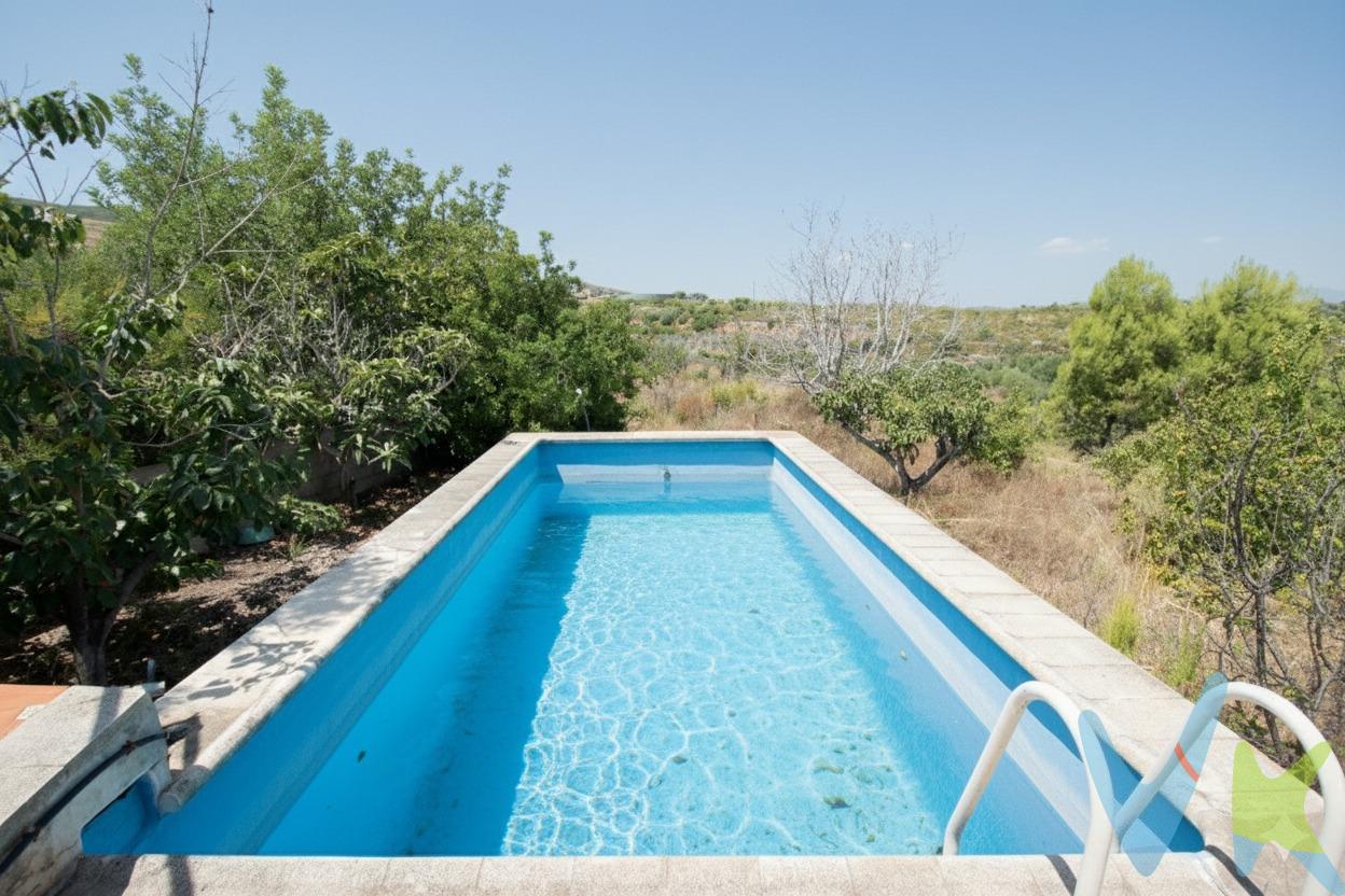 Este chalet construido sobre suelo rústico está en plena naturaleza, pero muy cerca del pueblo, (a tan solo 5 minutos) y tiene ese algo especial que te hace sentir en casa desde el primer momento. Es de esos sitios donde, nada más llegar, ya te imaginas quedándote. En la planta principal hay 5 habitaciones dobles, un baño con bañera y una cocina-comedor con chimenea, perfecta para comidas largas y días de invierno. En planta baja, la cuál puedes acceder tanto desde una habitación de la planta principal, como desde la parte norte del exterior del chalet, un comedor enorme con otra chimenea que se convierte en el lugar ideal para celebraciones, reuniones o simplemente disfrutar con calma. La zona exterior es un auténtico lujo: piscina con vistas espectaculares a la montaña, un baño exterior grande, espacio para crear tu propio chill out para relajarse, paellero cubierto para usar todo el año y terreno de sobra para montar un huerto, un jardín o lo que imagines. ¿te falta algo verdad? ¡ Claro! También dispone de una cocina en la parte exterior completamente cerrada para dar servicio sobre todo en verano, sin tener que entrar dentro de la vivienda, ¡evitarás que se ensucie el interior!. El agua es de pozo, cuenta con dos acciones. La electricidad es generada por placas solares. Está parcela rústica de más de 1500 m2, rodeada de tranquilidad, con mucha privacidad y un montón de posibilidades para disfrutarlo a tu manera. Si buscas un sitio donde estar a tu aire, este lugar tiene algo especial además de muchas posibilidades para hacerlo tuyo. No esperes a que otro se te adelante. ¡Ven a descubrirlo!  . Mobiliario, vehículos y otros elementos decorativos y personales de la propiedad no incluidos. Impuestos, gastos de compraventa, intermediación y financiación no incluidos.