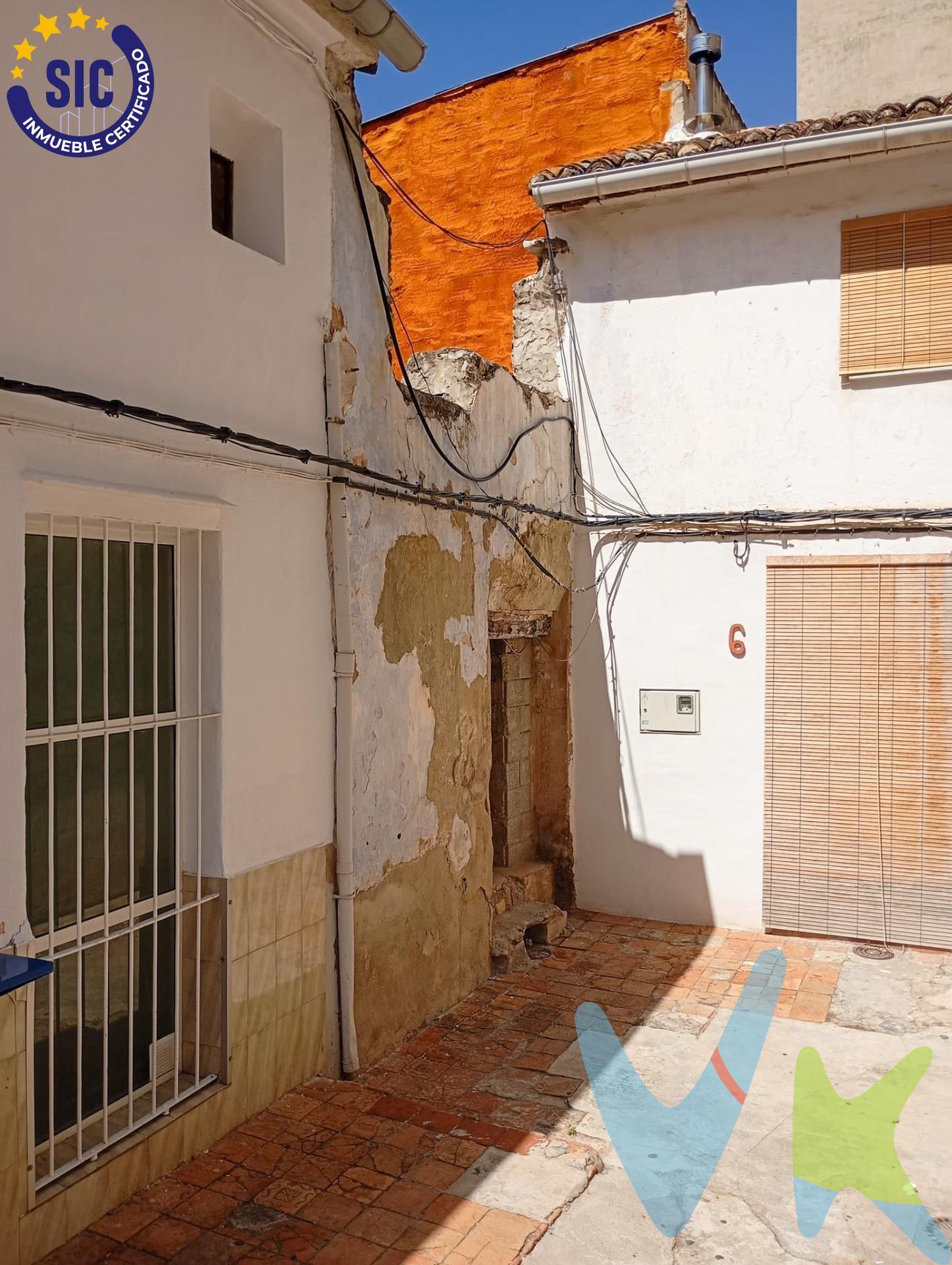Solar urbano en pleno casco antiguo de Simat de la Valldigna – Gran oportunidad de construcción. Ponemos a tu disposición este solar de 55 m², situado en una ubicación inmejorable dentro del casco antiguo de Simat de la Valldigna, en una calle tranquila y con encanto, pero a la vez muy cerca de todos los servicios principales de la localidad. Actualmente la parcela cuenta con una zona cubierta sin edificación consolidada, lo que supone una magnífica oportunidad para levantar la casa de tus sueños. Gracias a la normativa urbanística, podrás edificar hasta dos alturas más planta baja, permitiendo diseñar una vivienda moderna y funcional, manteniendo la esencia de la arquitectura tradicional del pueblo. Características principales:. •	55 m² de parcela en suelo urbano. •	Posibilidad de construir hasta planta baja + 2 alturas. •	Orientación sur, con gran luminosidad durante todo el día. •	Terraza con vistas despejadas al entorno. •	Ideal para diseñar tu propio hogar o un proyecto turístico/rural. El entorno:. Simat de la Valldigna es un pueblo con historia y naturaleza, rodeado de montañas y rutas de senderismo, con un clima mediterráneo único y a tan solo unos minutos de las playas de Tavernes de la Valldigna. El municipio es famoso por su Monasterio de Santa María de la Valldigna, un monumento histórico que atrae visitantes durante todo el año y que realza el valor turístico de la zona. Esta propiedad es perfecta para quienes buscan un proyecto de inversión o para aquellos que desean construir una vivienda a medida en un entorno tranquilo, con encanto y muy bien comunicado. No dejes escapar esta oportunidad. Ven a visitar el solar y descubre el potencial de crear tu nuevo hogar en Simat de la Valldigna. ---. La descripción del presente inmueble e imágenes tienen mero carácter informativo y en ningún caso carácter contractual, pudiendo ser modificados por la inmobiliaria comercializadora sin que ello implique responsabilidad alguna frente a terceros. En el precio de venta a público, esta propiedad NO incluye los gastos de adquisición (Notario, registro, gestión, honorarios, etc…). 