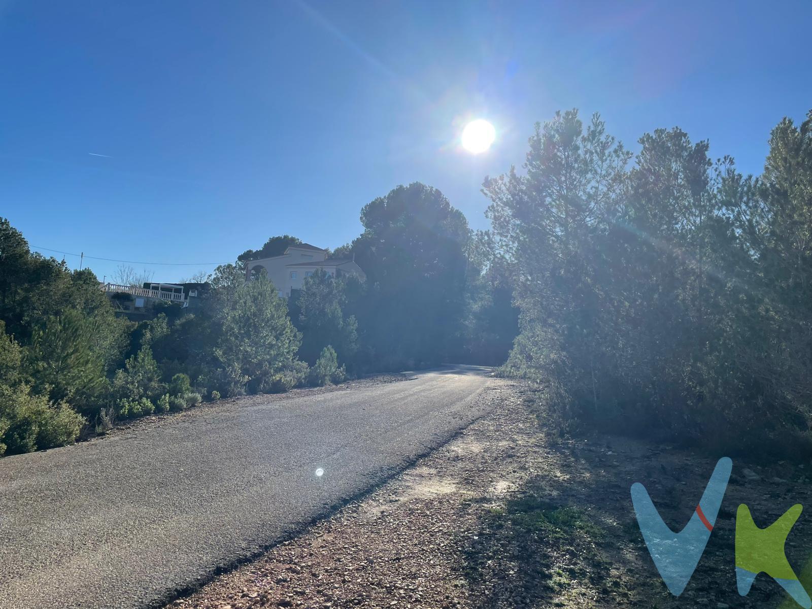 Venta de Terreno de 9.098 m² en Godelleta, Valencia. Oportunidad única de adquirir un amplio terreno de 9.098 m² en la tranquila y pintoresca localidad de Godelleta, en Valencia. Con una distribución versátil entre uso agrario y urbano y dividido en cinco referencias catastrales. Este terreno ofrece infinitas posibilidades para inversores, agricultores lo que lo hace ideal para múltiples proyectos. Distribución del Terreno:.  4.788 m² destinados a uso agrario, ideales para cultivos, huertos, viñedos o cualquier actividad agrícola sostenible.  4.310 m² de uso urbano, no está urbanizado. Pendiente de desarrollar, por lo que no es apto para edificar hasta que se efectúen las obras de urbanización. Características Destacadas:.  Cinco referencias catastrales, que facilitan la gestión de proyectos independientes o combinados según necesidades.  Ubicación estratégica: a solo 25 minutos de Valencia capital, con acceso rápido a carreteras principales y servicios urbanos.  Entorno natural y tranquilo: un lugar ideal para disfrutar de la paz del campo sin renunciar a la cercanía de la ciudad.  Versatilidad de usos: perfecto tanto para actividades agrícolas como para desarrollos mixtos.  4.310 m² de suelo urbano pendiente de desarrollar, por lo que no es apto para edificar hasta que se efectúen las obras de urbanización. Ideal para inversiones a medio/largo plazo. Ventajas Adicionales:.  Amplias posibilidades para personalizar y adaptar el terreno a tus necesidades.  Zona con clima mediterráneo y gran calidad de vida, ideal para proyectos sostenibles. Contáctanos hoy mismo para más información, conocer detalles de las referencias catastrales o concertar una visita al terreno. VENTA:. PVP 24.900€.  Gastos e impuestos no incluidos en el precio. La compra conlleva impuestos y gastos de formalización para el comprador. A título orientativo se informa que en segundas transmisiones el  ITP  con carácter general en  Valencia  es del 9%, pudiendo existir otros tipos impositivos atendiendo a  las circunstancias  personales del comprador u otras circunstancias previstas legalmente. Base imponible del impuesto el mayor valor entre el precio de compraventa, la tasación o el valor de referencia catastral. En cuanto a los gastos de  notaría y registro, en su caso,  suelen oscilar aprox; entre 1,5% y 2,5% (aranceles variables según precio, n.º de copias y complejidad). El comprador elige notario. Si el comprador precisase de  hipoteca: tasación, condiciones y costes bancarios serán según entidad elegida por el comprador, así como los gastos de gestoría, y cualesquiera otros gastos inherentes a la formalización de la compraventa que legalmente correspondan a la parte compradora, salvo pacto expreso en contrario con el vendedor. El consumidor tiene,  conforme a la normativa vigente, a su disposición información y documentación adicional relativa al inmueble y condiciones de la compraventa, que podrá ser consultada en C/Joaquín Costa 4, bajo 46005 Valencia o urbe2@remax.es. Honorarios de mediación inmobiliaria a cargo del  COMPRADOR: (3000€ del precio final de venta más IVA (21%), salvo otro pacto.); y  de VENDEDOR (según acuerdo con el mismo). . Se informa al consumidor que la agencia actúa como intermediaria inmobiliaria en la operación, estando cualquier eventual compraventa y sus condiciones sujeta a la aceptación expresa del propietario-vendedor y a la posterior formalización del correspondiente contrato.