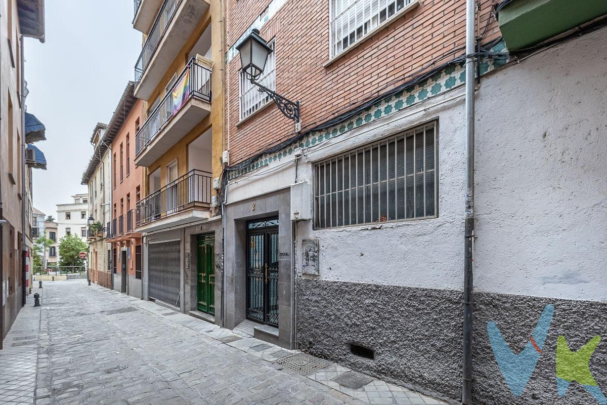 Oportunidad en una de las zonas más demandadas de Granada. Presentamos esta amplia vivienda situada en calle Caballerizas, N.º 2, junto a Calle San Juan de Dios, ideal tanto para residencia habitual como para inversión de alta rentabilidad. El piso cuenta con 4 dormitorios, ofreciendo múltiples posibilidades de distribución, cocinca amueblada y equipada y 1 baño completo. La vivienda se encuentra perfectamente conservada, lo que la convierte en un lienzo ideal para diseñar un hogar a medida o revalorizarla mediante una reforma estratégica. Destaca por su gran luminosidad, gracias a su excelente orientación y a su balcón, que conecta el salón con la cocina, aportando amplitud, ventilación y una agradable entrada de luz natural durante todo el día. En cuanto a la ubicación, se sitúa en un entorno privilegiado, justo delante de la Biblioteca de la Faculta de Derecho, lo que aporta a la vivienda aun más tranquilidad, junto a calles Gran Capitán y San Juan de Dios, a un paso de Gran Vía y rodeado de todo tipo de servicios: supermercados, comercios de proximidad, centros educativos, zonas verdes y una amplia oferta de restauración. Además, cuenta con excelentes conexiones de transporte público gracias a su cercanía con parada de metro y autobuses así como rápido acceso a las principales vías de la ciudad, facilitando la movilidad tanto hacia el centro histórico como hacia otras zonas de Granada. Ubicada en un edificio con ascensor, garantizando comodidad para el día a día. La vivienda se encuentra alquilada a estudiantes hasta el 1 de julio de 2026. Una propiedad con enorme potencial en una ubicación estratégica, perfecta para quienes buscan espacio, luz y calidad de vida o una inversión segura en una ciudad con alta demanda. No lo dudes y llámanos para visitarla. Ref. N373. * El PVP indicado no incluye impuestos ni gastos de Escritura. * Honorarios agencia no incluidos. * Las superficies expresadas en esta página tienen carácter descriptivo y son aproximadas. * Los precios pueden ser susceptibles de modificación sin previo aviso. * Esta vivienda se vende con muebles.