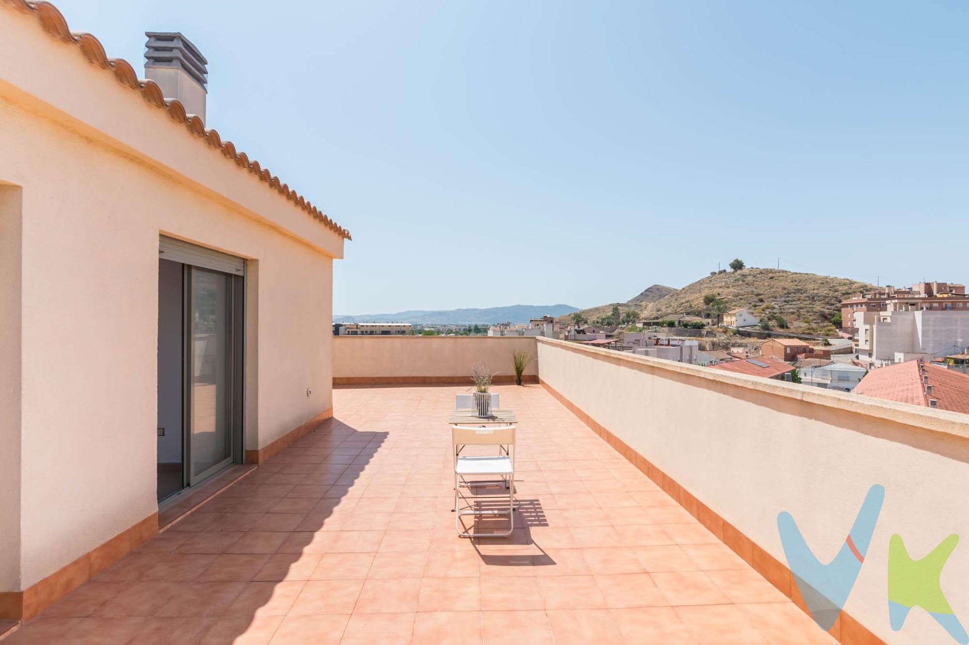 Descubre este espectacular ático de dos plantas, completamente nuevo y a estrenar en la codiciada zona del Campillo. Con una generosa superficie de construcción de 169 m², esta propiedad se destaca por su luminosidad y sus impresionantes terrazas que ofrecen vistas panorámicas inigualables. El inmueble cuenta con cinco amplias habitaciones dobles, ideales para adaptarse a tus necesidades familiares o como espacios versátiles para oficina o estudio. Además, dispone de tres modernos baños que garantizan comodidad y privacidad. Este exclusivo ático también incluye plaza de garaje privada y trastero, brindando un espacio adicional para almacenamiento sin complicaciones. La calidad constructiva es excepcional debido a su estado 'obra nueva', lo cual asegura acabados contemporáneos e instalaciones eficientes energéticamente. No te pierdas la oportunidad única de vivir en un hogar donde el confort se une al estilo.