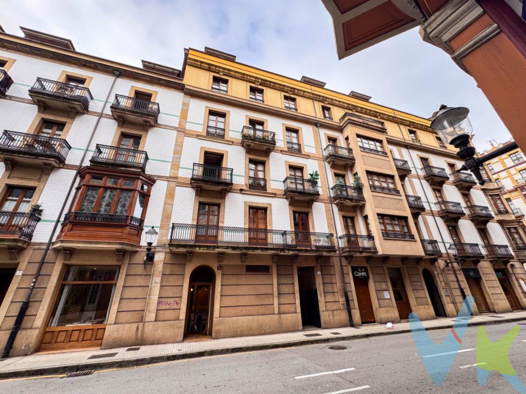 Preciosa vivienda situada en una de la zona más demandada de la ciudad, en el centro de Gijón, a un paso del puerto deportivo, la playa de Poniente y la calle Corrida.Ponemos a la venta este inmueble ubicado en uno de los mejores edificios de la zona, construido en el año 2006, situado en la calle Felipe Menéndez y escasos metros de Marqués de San Esteban.La vivienda consta de un amplio salón y cocina, dos dormitorios, y dos baños uno de ellos en suite. Vivienda muy luminosa y soleada ubicada en el último piso.El inmueble se enclava en un lugar idílico de la ciudad, a tan solo 1 minuto andando del Puerto Deportivo, a 3 min de la Playa de Poniente y a 5 min de la Playa de San Lorenzo. En los alrededores cuenta con todos los servicios necesarios, transporte público, estación de autobuses y tren cercana, negocios comerciales y de restauración.Si quieres hacer de esta propiedad tanto tu hogar como segunda residencia dada su excepcional ubicación, no lo pienses más, llámanos y te acompañaremos en la visita.En el precio publicitado no están incluidos los Impuestos de Transmisiones Patrimoniales, Notaría y Registro.