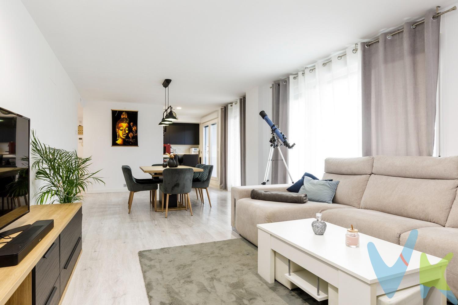 Descubre esta maravillosa vivienda ubicada en la exclusiva zona Prime de Cuarte de Huerva, Camino del Plano. Edificado en 2021 y con calificación energética A, este espectacular piso ofrece un total de 115 metros útiles interiores junto a una impresionante terraza de uso exclusivo de 224 metros cuadrados en forma 'U', ideal para crear diferentes ambientes que se adapten a tu estilo, debemos destacar que en su parte Sur cuenta con toldos automaticos de 5 metros con sistema de recogida automática. El interior cuenta con cuatro amplios dormitorios; el principal tipo suite incluye baño completo y vestidor integrado.  Además, disfrutarás de un luminoso salón abierto al exterior gracias a sus tres ventanales y  que conecta directamente con una moderna cocina equipada y otro elegante baño completo para tu familio o invitados.  . La calefacción por aerotermia garantiza eficiencia energética mientras mantienes cada rincón cálido durante los meses fríos o fresco cuando el calor aprieta. Dentro de sus fantásticas calidades disponemos de 3 amplios armarios empotrados para encontrar ese espacio extra tan necesario. Accede cómodamente desde cualquier habitación hacia la fantástica terraza donde podrás relajarte e invitar amigos ya que conecta también con las zonas comunes equipadas: piscina, merendero infantil y jardines cuidadosamente diseñados para tu disfrute familiar. Completa su atractiva oferta con dos plazas garaje aptas para vehículos grandes más un trastero adicional de 12 metros  perfecto como espacio extra.Los alrededores cuentan además todas las facilidades necesarias (colegios destacados como Foro Romano [amp;] Británico), supermercados cercanos así complejos deportivos ideales si buscas actividad física.Cuando todo lo tienes cerca.. ¿Qué más puedes pedir? Ven pronto porque no querrás perderte vivir aquí!