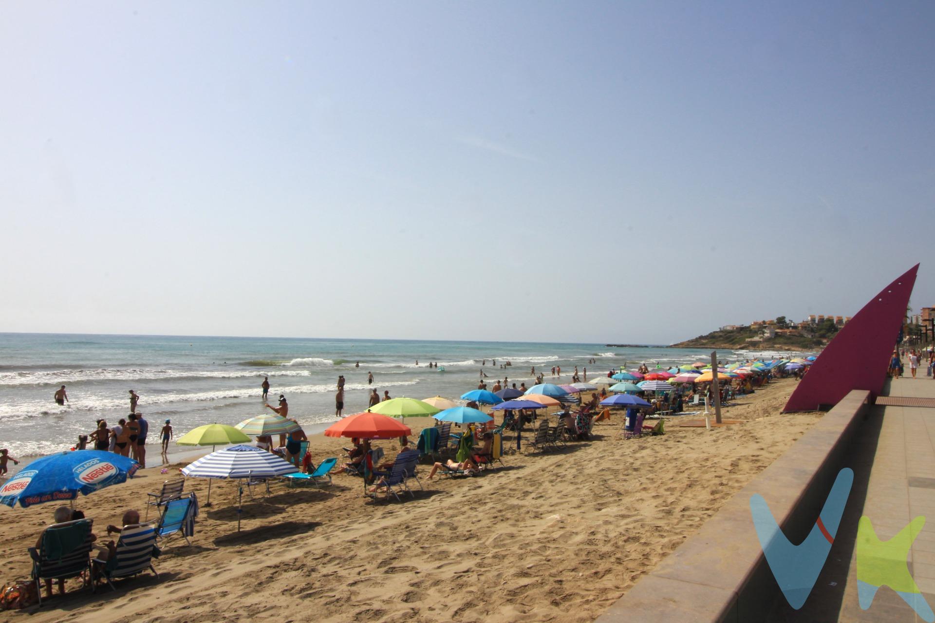 Se vende apartamento a escasos metros de la playa de la Morro de Gos. La vivienda consta de terraza delantera que da acceso independiente a la vivienda, amplio salón-comedor  con grandes ventanales y cocina office, un aseo, un baño con plato de ducha y una terraza trasera cubierta que hace el papel de una segunda habitación con dos sofás/camas y aire acondicionado frío-calor. Además cuenta con otra terraza trasera descubierta. La vivienda ideal para las vacaciones en la playa. Pide tu cita y ven a visitarla. La playa Morro de Gos, con un entorno ideal para relajarte. Encontrarás todos los servicios e instalaciones que distinguen a una playa accesible. Su encanto principal reside en su tranquilidad. Esta maravillosa playa cuenta con los distintivos de Bandera Azul, ISO14001, SICTED (Sistema Integral de Calidad Turística en Destino) y “Q” Qualitur. Como ves una preciosa playa de fina arena con oleaje moderado y poco profundo. Los metros útiles son aproximados. Este inmueble es en exclusiva, con lo que le facilitamos cualquier información sobre la vivienda. Por este motivo, solicitamos no molesten al propietario, ocupantes de la propiedad, vecinos o conserje de la comunidad. . Muchas gracias por su comprensión. El precio indicado puede sufrir variaciones. En todos los casos los precios expuestos son más impuestos y gastos derivados de la transmisión del inmueble.