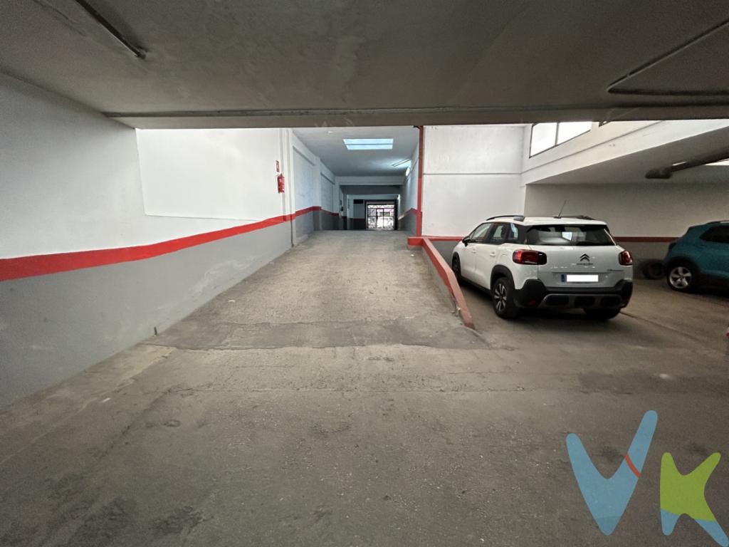 Si en Torrent quieres aparcar....¡ESTA PLAZA HAS DE COMPRAR! Plaza en calle Padre mendez 55, ubicada en el segundo sótano. Es muy fácil el acceso tanto para maniobrar como para entrar y salir en coche y caminando. Deja de gastar tu gasolina y tu tiempo dando vueltas y compra esta plaza en un sitio inmejorable de Torrent. Rodeado de todos los servicios y a un paso de la misma Avenida. ¿A que estás esperando? Coge tu 🚗 y ven a probarlo cuanto antes. Tu salud te lo agradecerá y... ¡tu bolsillo también!