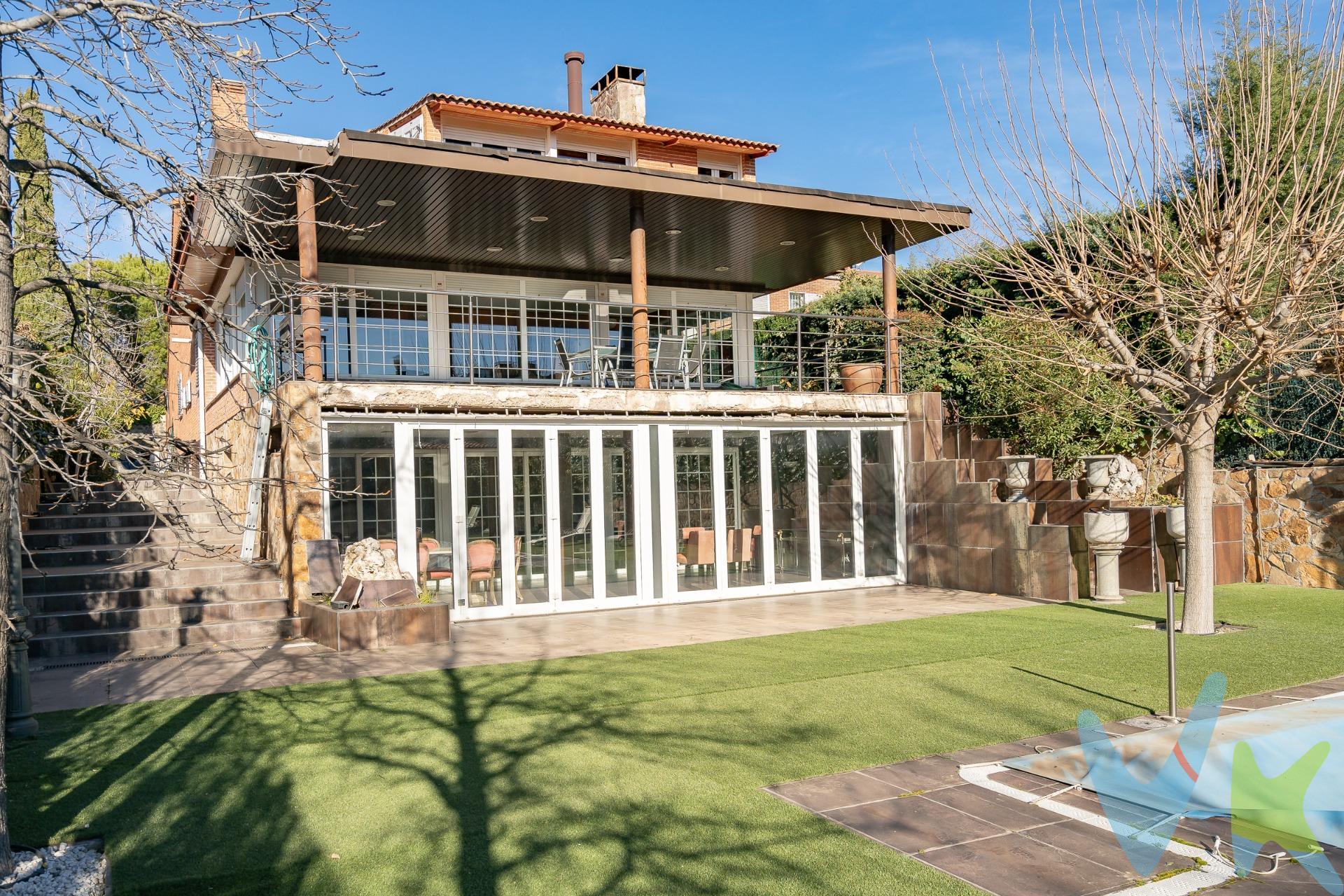 Descubre la Elegancia y el Confort en el Corazón de Rivas-Vaciamadrid. Bienvenidos a una joya arquitectónica en la zona más exclusiva y consolidada de Rivas-Vaciamadrid. Esta villa de lujo, situada en una parcela de 926 metros cuadrados, rodeada de majestuosos árboles y una piscina que invita al relax, esta propiedad es un oasis de tranquilidad y sofisticación. Al llegar, serás recibido por una elegante zona de aparcamiento techado con puerta automática y un garaje cerrado con acceso directo a la vivienda. La villa se despliega en tres amplias plantas, ofreciendo un espacio ideal para una gran familia. En la planta principal, un gran salón comedor te da la bienvenida, acompañado de una cocina con distintos ambientes y una zona de desayuno con ventanales que inundan el espacio de luz natural. La terraza acristalada y soleada, con vistas directas a la piscina, es el lugar perfecto para disfrutar de momentos inolvidables. La primera planta alberga tres grandes habitaciones. La suite principal cuenta con un vestidor y baño incorporado, mientras que las otras dos habitaciones dobles ofrecen vistas al jardín a través de sus grandes ventanales. Las contraventanas estilo mallorquín regulables de seguridad aseguran tranquilidad y privacidad en toda la casa. Además, encontrarás dos habitaciones adicionales y un baño que las asiste, junto con un acogedor salón abuhardillado. La planta sótano es un verdadero santuario de bienestar, con salida directa a la piscina. Un amplio salón con zona acristalada actualmente utilizada como gimnasio, una zona de sauna, ducha y jacuzzi, y dos dormitorios con baños privados. La cocina adicional en esta planta facilita la organización de fiestas en la piscina o reuniones familiares. La peculiaridad de esta villa radica en su revestimiento de madera noble de alta calidad, que proporciona un excelente aislamiento y una sensación de calidez incomparable. Ubicada en la mejor zona de Rivas, esta villa está rodeada de todos los servicios necesarios: colegios público y privado LUYFE, guarderías, centros de salud, carril bici, parques infantiles, centros comerciales y el hospital HM Rivas. Con una conexión de autobús directa a Conde de Casal en solo 15 minutos y fácil acceso a la A3, la comodidad y la accesibilidad están garantizadas. . No pierdas la oportunidad de vivir en esta magnífica villa, donde cada detalle ha sido cuidadosamente diseñado para ofrecerte una experiencia de vida inigualable. ¿Quieres saber más? No dudes en contactarnos. Además, te ofrecemos un **estudio financiero gratuito** para que tu sueño de tener casa propia esté más cerca que nunca. ¡Llámanos hoy mismo!. *Certificación Energética: D. *Impuestos y gastos NO INCLUIDOS: ITP o IVA, Notaria, Registro, gestoría, Tasación, etc…. *Rivas Vaciamadrid ha sido reconocida como una de las principales ‘Smart City’ europeas por sus aplicaciones tecnológicas en el ámbito municipal y hacia la ciudadanía. Además, se encuentra entre las cincuenta ciudades con mayor renta neta anual por habitante. Su alta calidad de vida y servicios públicos atraen a los vecinos de la capital y el resto del área metropolitana. ¿Necesitas más información?. 