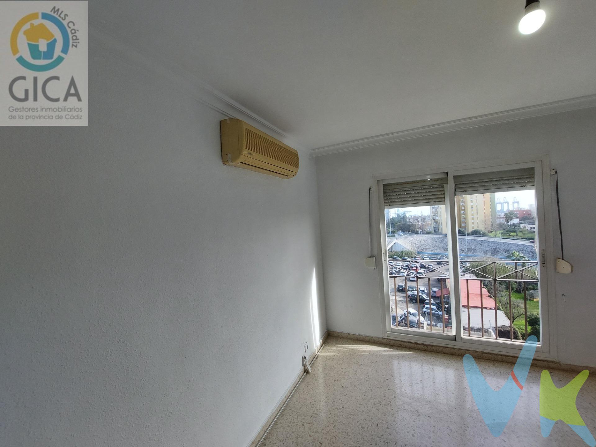 ¡Descubre tu nuevo hogar en este fantástico piso con vistas espectaculares! Ubicado en una zona tranquila de Algeciras, esta vivienda es un refugio perfecto para disfrutar del relax y la paz que mereces. Con espacios amplios y bien distribuidos, el inmueble cuenta con 3 dormitorios ideales para compartir momentos inolvidables. Además, dispone de un baño exterior luminoso, cocina equipada con lavadero y un acogedor salón desde donde podrás admirar las impresionantes vistas a la bahía. Equipado también con aire acondicionado caliente/frío para mayor confort durante todo el año. La cercanía a parques y zonas recreativas convierte esta propiedad en el lugar ideal para quienes desean combinar comodidad urbana junto a la serenidad natural que ofrece su entorno. El edificio cuenta además con ascensor facilitando así el acceso al piso; algo muy valorado por los residentes. Este magnífico hogar está clasificado como Vivienda de Protección Oficial (VPO), lo cual te brinda no solo calidad sino seguridad ante tu inversión inmobiliaria. No pierdas más tiempo buscando: ¡este tesoro escondido espera ser visitado! Te aseguramos que vivir aquí será una experiencia maravillosa. -----------------------------------------------------------. Transparencia de precio, impuestos y honorarios:. El precio publicado corresponde únicamente al precio de venta del inmueble y no incluye impuestos, gastos de compraventa ni honorarios a cargo del comprador. Impuestos: ITP o IVA+AJD (según la naturaleza de la transmisión). En Andalucía, en segundas transmisiones el ITP es 7% con carácter general, pudiendo aplicarse tipos reducidos (6% o 3,5%) si se cumplen requisitos. Base del impuesto: con carácter general, la base será la mayor entre el precio declarado y el valor de referencia (según normativa aplicable). Gastos de compraventa: notaría, registro y, en su caso, gestoría (desde 2.000€ orientativo, según operación). Honorarios comprador (no incluidos): 3% + IVA, con mín. 3.500€ + IVA si precio < 115.000€. Se informan y aceptan por escrito (hoja de encargo/servicios) antes de la visita y de cualquier gestión vinculada a la compra. Ficha informativa (Decreto 218/2005) a disposición del interesado. Fuentes oficiales: información tributaria y valor de referencia disponibles en fuentes oficiales de la Junta de Andalucía y se facilitan a quien lo solicite. Exclusiva: Por mandato expreso del propietario, este inmueble se comercializa en exclusiva a través de la inmobiliaria. Se ruega no contactar directamente con propiedad/ocupantes/vecinos.