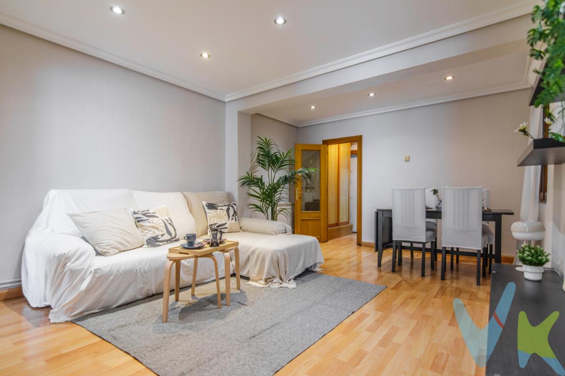  **Encantador Piso en Venta en la Zona Jove de Gijón**Presentamos esta excelente oportunidad para adquirir un encantador piso situado en Jove, en Gijón. Este inmueble de tres habitaciones se encuentra en la planta 01 de un edificio sólido construido en el año 1964, ofreciendo una combinación perfecta de confort, accesibilidad y entorno urbano. Se trata de una inmejorable elección para aquellos que buscan una vivienda bien situada, cómoda y lista para entrar a vivir. El inmueble se distribuye en tres dormitorios, dos de ellos exteriores con orientación sur, por lo que son muy soleados, un amplio salón comedor, cocina equipada y baño con ducha.Entre sus características más destacadas, el piso cuenta con un funcional ascensor que asegura un acceso cómodo y libre de inconvenientes, ideal para todas las edades.La vivienda dispone de agua caliente y calefacción de gas individual, y las ventanas son de pvc climalit.La zona de Jove donde se ubica el piso es conocida por su tranquilidad y su excelente conexión con el resto de la ciudad. Con un acceso fácil al transporte público, la parada de autobús cercana convierte este inmueble en una opción especialmente conveniente para aquellos que desean disfrutar de la vida tranquila del barrio sin renunciar a todas las comodidades que ofrece Gijón. Además, su entorno está lleno de servicios como tiendas, restaurantes y espacios de ocio, lo que garantiza una experiencia de vida plenamente satisfactoria.Este piso representa una fantástica inversión tanto para aquellos que buscan una primera vivienda como para los interesados en invertir en una zona con alta demanda. El precio de venta no incluye los gastos e impuestos derivados de la operación. Corresponden al comprador el pago del Impuesto sobre Transmisiones Patrimoniales (ITP), calculado sobre el valor más alto entre el precio de venta y el valor de referencia catastral, así como los honorarios de notaría y registro según aranceles oficiales, teniendo el comprador libertad para elegir notario. Para consultar los porcentajes del ITP en Asturias puede hacerlo a través de la web oficial de servicios tributarios del Principado de Asturias https://sede.tributasenasturias.es/sites/sede/default/es_ES/Que-quieres-hacer/Transmisiones-Patrimoniales-y-AJD. Asimismo, el comprador asumirá los gastos de tasación y costes bancarios si precisa hipoteca, junto con unos honorarios de mediación del 2% más IVA, con un minimo de 2.000,00 mas IVA. Por su parte, el vendedor asumirá el pago de la plusvalía municipal y los honorarios de intermediación. Este anuncio es meramente informativo y los interesados tienen derecho a solicitar la documentación adicional del inmueble conforme a la normativa vigente. 