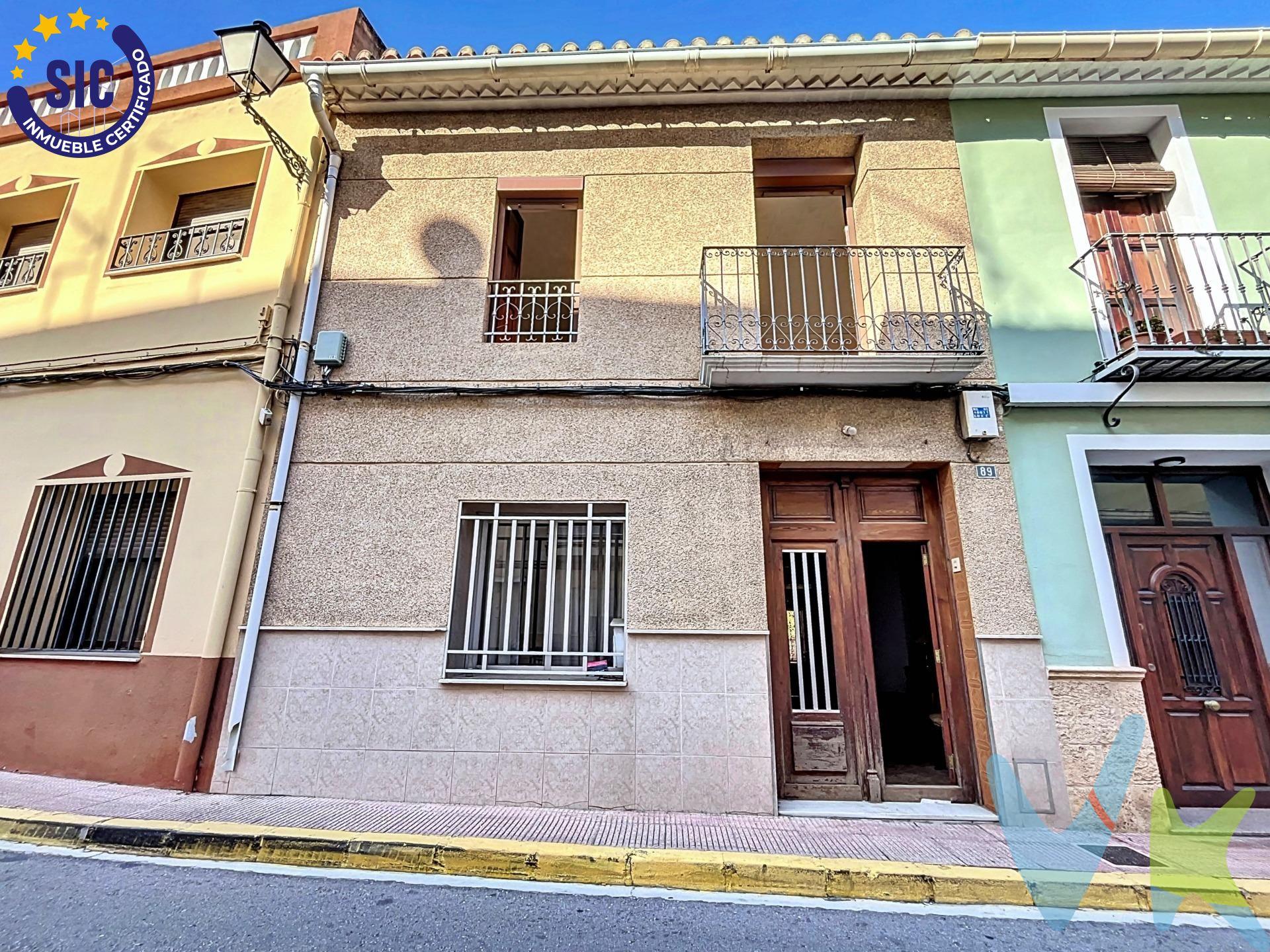 Casa de pueblo con encanto y gran potencial en L'Alqueria de la Condesa. Situada en la parte este de L'Alqueria de la Condesa, junto a Oliva (Valencia), esta amplia casa de pueblo de 253 m² es ideal para quienes buscan un proyecto de reforma con historia y carácter. Su ubicación es inmejorable, con fácil acceso a Oliva, a solo 8 minutos en coche de la playa de Piles, y muy cercana a supermercados y otros servicios esenciales. Construida en 1915, la vivienda se distribuye en tres plantas: ✅ Planta baja: Un amplio salón-comedor con chimenea, cocina, un baño, trastero y un impresionante patio interior de 70 m² con jardín y piscina, un oasis privado con muchas posibilidades. ✅ Segunda planta: Dispone de cinco dormitorios y un baño reformado, con algunas zonas de la planta ya actualizadas. ✅ Tercera planta: Una gran terraza soleada con vistas despejadas a la tranquila localidad de L'Alqueria de la Condesa. 🔹 A tener en cuenta: La vivienda no dispone actualmente de alta de luz ni agua. Si buscas una propiedad con gran potencial de reforma para convertirla en la casa de tus sueños, ¡esta es tu oportunidad! Contáctanos para más información y una visita sin compromiso. 📞🏡. La descripción del presente inmueble e imágenes tienen mero carácter informativo y en ningún caso carácter contractual, pudiendo ser modificados por la inmobiliaria comercializadora sin que ello implique responsabilidad alguna frente a terceros. En el precio de venta a público, esta propiedad NO incluye los gastos de adquisición (Notario, registro, gestión, honorarios, etc…).
