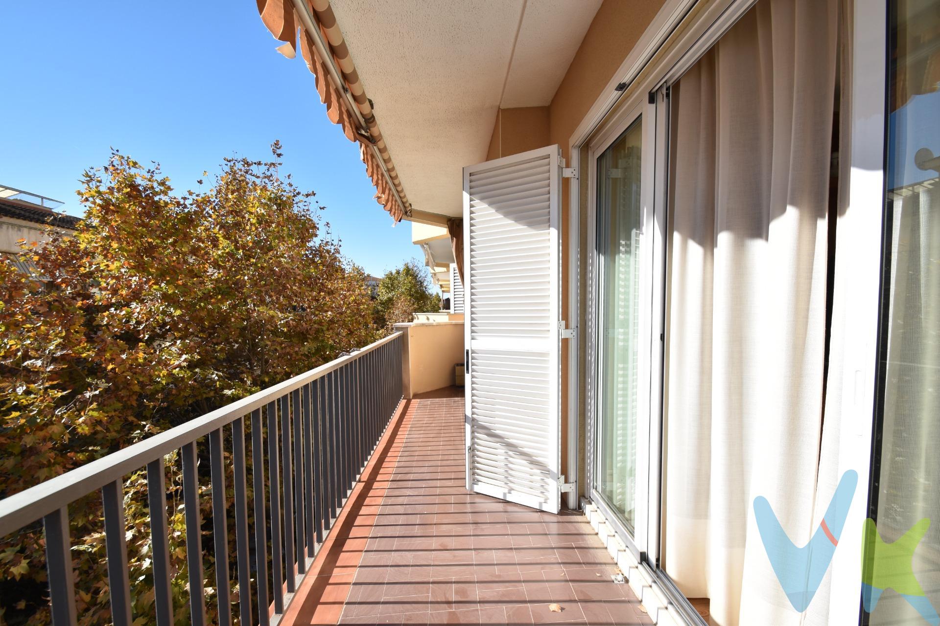 Este espectacular piso de 116 m² en una cuarta planta con ascensor destaca por su distribución ideal de cuatro dormitorios y su terraza con envidiable orientación. La vivienda cuenta con detalles importantes a tener en cuenta: un bonito recibidor, salón comedor con terraza y toldo, cocina office con galería anexa, dos baños, diversos armarios empotrados, radiadores de calefacción eléctrica, suelos de parquet y persianas eléctricas en el comedor y habitación de matrimonio. El edificio está muy bien conservado y la comunidad es impecable, factores que aseguran una estancia y mantenimiento óptimo. La ubicación es otro de sus grandes atractivos: se encuentra en Av. Cubelles, solo a 5 minutos caminando de la Rambla Principal y del Mercado Municipal, a 10 minutos de las playas. a 15 minutos de la estación de Renfe y solo a 2 minutos de la parada del autobús con dirección a Barcelona.  El barrio ofrece todo tipo de servicios: guardería, escuela infantil e Instituto de ESO/bachillerato a dos pasos y centro de asistencia médica entre otros. Para quienes desean vivir en el entorno vibrante del centro de la ciudad pero en una zona equilibrada, con acceso inmediato a servicios, comercios y excelentes conexiones de transporte. Vilanova i la Geltrú es una ciudad con mucha vida de casi 70.000 habitantes. Su fachada marítima es conocida por la calidad de sus playas de fina arena, por su puerto náutico y también por su activo puerto pesquero. Está muy bien comunicada, solo a 20 minutos del aeropuerto y a 30 minutos de Barcelona, lo que la convierte en una opción atractiva para quienes buscan la tranquilidad de la costa sin renunciar a la cercanía con la capital. El precio no incluye impuestos (ITP, IVA y AJD), ni los gastos de notario ni los de registro. ¡Contáctenos para más información!