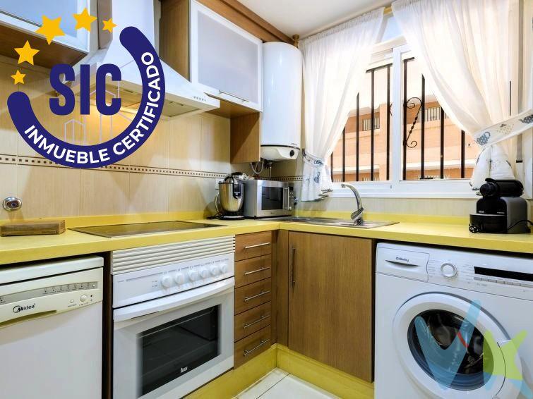 Descubre este acogedor apartamento situado en la prestigiosa zona de Marina d’Or, Oropesa del Mar, una excelente oportunidad tanto como segunda residencia para disfrutar de escapadas junto al mar, como para inversores que buscan rentabilidad o para quienes desean retirarse y vivir todo el año en un entorno tranquilo y confortable. La vivienda está distribuida de manera funcional en dos amplias habitaciones dobles y dos baños completos, uno de ellos en suite, ofreciendo comodidad y privacidad tanto para estancias cortas como prolongadas. Se trata de un apartamento muy alegre, preparado para entrar a vivir, que destaca además por su bonita cocina totalmente equipada, pensada para disfrutar del día a día con todas las comodidades. Además, cuenta con una amplia terraza ideal para disfrutar y pasar tiempo al aire libre. Ubicado en un residencial cerrado, el apartamento dispone de piscina comunitaria y zonas infantiles, lo que lo convierte en una opción muy atractiva para familias y para el alquiler vacacional, incrementando su potencial como inversión segura y con alta demanda. La zona cuenta con supermercados, restaurantes y servicios de restauración, lo que permite disfrutar del día a día con total comodidad sin necesidad de desplazamientos largos. Además, se encuentra muy próximo al núcleo urbano de Oropesa del Mar, donde se concentran todos los servicios esenciales como centros médicos, comercios, transporte y administración, combinando la tranquilidad de una zona residencial con la cercanía a todo lo necesario. La propiedad incluye plaza de parking privada, aportando un valor añadido imprescindible tanto para el día a día como para estancias vacacionales o alquileres. En excelente estado y listo para entrar a vivir, este apartamento reúne todas las características necesarias para disfrutar de una vida tranquila junto al mar o para obtener rentabilidad desde el primer momento. (*) Cláusula de Transparencia y Desglose de Gastos. En cumplimiento de las obligaciones de información previstas en la Ley 10/2025, de 28 de diciembre, de servicios de atención a la clientela y transparencia, así como en la normativa sectorial vigente, se hace constar que el precio indicado no incluye los gastos e impuestos inherentes a la adquisición, los cuales se desglosan a continuación:. - Impuesto sobre Transmisiones Patrimoniales (ITP): Se aplicará el tipo impositivo vigente en la Comunidad Valenciana, generalmente el 10%, sin perjuicio de tipos reducidos aplicables según las circunstancias personales del comprador o las características del inmueble. El impuesto se devenga sobre el Valor de Referencia Catastral o el precio de venta, aquel que resulte superior. Para una información exhaustiva sobre el funcionamiento, tipos impositivos y bonificaciones del ITP, puede consultar el portal oficial de la Agencia Tributaria autonómica en el siguiente enlace: www.atv.gva.es/es/itpajd. - Gastos de Notaría: Los honorarios notariales se calcularán conforme al arancel oficial regulado en el Anexo I, del Real Decreto 1426/1989, de 17 de noviembre, por el que se aprueba el arancel Notarial. - Gastos de Registro: La inscripción en el Registro de la Propiedad se facturará según el arancel oficial establecido en el Anexo I, del Real Decreto 1427/1989, de 17 de noviembre, por el que se aprueba el arancel de los Registradores de la Propiedad. - Gastos de Gestión: Los honorarios por la tramitación administrativa, liquidación de impuestos e inscripción registral, en el supuesto de ser a cargo de la agencia inmobiliaria, ascienden a 302,50 € (IVA incluido). - Honorarios Agencia del Vendedor: incluidos en el precio publicado. - Honorarios Agencia del Comprador: Se informa que eventualmente podrían existir honorarios profesionales a cargo del adquirente, en aquellos casos en que se hubieran contratado previamente los servicios específicos del encargo de compra y en ningún caso estarán vinculados al precio. 