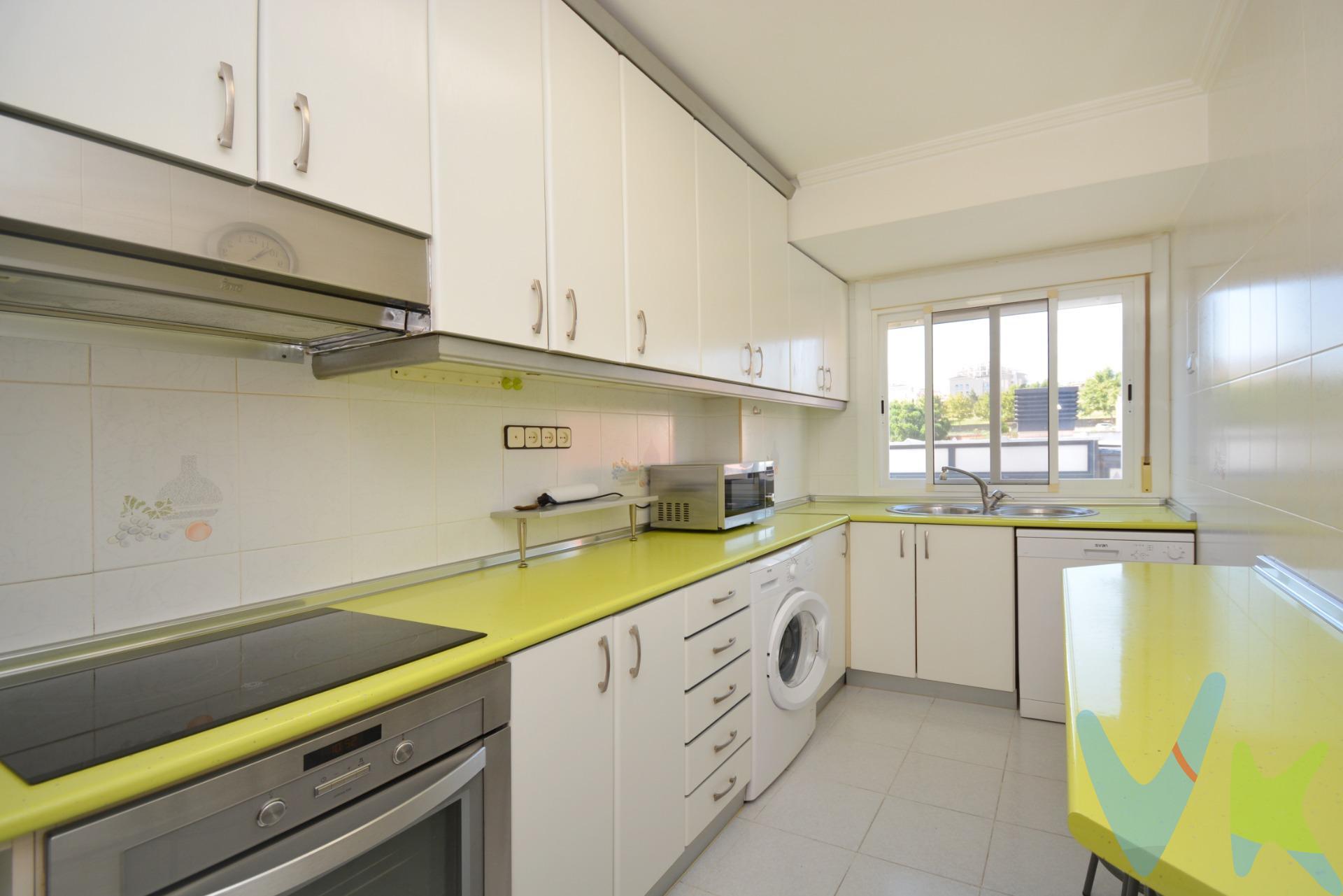 ¡¡OPORTUNIDAD!! PARA ENTRAR A VIVIR EN SAN JOSE - C/ MELILLA.  . Piso de 62 m² útiles, en buen estado, distribuido en dos dormitorios dobles, salón, cocina equipada, baño con ducha de hidromasaje y dos terrazas cerradas. El piso es exterior y muy luminoso.  . Es una 4ª planta SIN ascensor.  . El inmueble cuenta con calefacción individual a gas y aire acondicionado con bomba frío-calor en el salón. Suelos de gres, ventanas de aluminio climalit y puertas de sapeli.  . Cerca de zonas verdes e infantiles, colegios y paradas de autobús de las líneas 23 y 40.  . ¡¡ NO TE PIERDAS EL REPORTAJE FOTOGRÁFICO Y EL TOUR 360º QUE TENEMOS PREPARADO PARA TI !!. ¡¡¡ NO DEJES PASAR ESTA OPORTUNIDAD, TE ENCANTARÁ !!!. Y SI QUIERES ASESORAMIENTO FINANCIERO SIN COMPROMISO, CONSULTA CON NOSOTROS. BUSCAMOS SOLUCIONES🏡,. ENCONTRAMOS HOGARES💙.  .  
