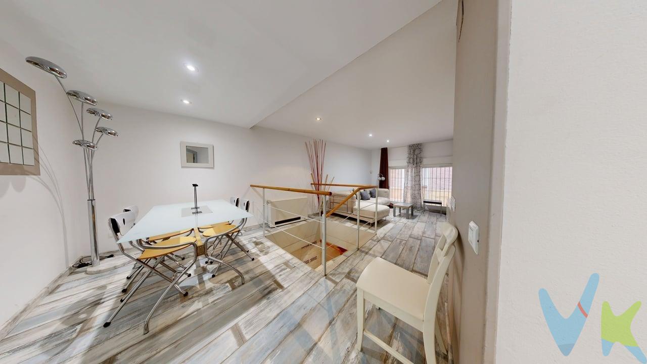 Calle Casta Alvarez (Junto Mercado Central).- Dúplex con bodega y terraza junto al Mercado Central. En pleno corazón de Zaragoza, en Calle Casta Álvarez, a escasos metros de la emblemática Plaza del Pilar y junto a parada de tranvía, se encuentra esta vivienda tipo dúplex en planta entresuelo con una superficie de 59 m² útiles, más 24 m² de bodega en planta semisótano como local anejo. La vivienda se distribuye en dos dormitorios, el principal con armario empotrado, un amplio salón de 23 m², cocina completamente equipada y baño completo. Dispone además del uso exclusivo de una terraza en patio de luces de 6,30 m². Cuenta con calefacción eléctrica mediante acumuladores de bajo consumo, se entrega totalmente amueblada y equipada.  El edificio es del año 2002, con ascensor y sin barreras arquitectónicas. Una opción perfecta tanto como primera vivienda como para inversión o alquiler turístico, gracias a su ubicación privilegiada en una de las zonas más demandadas de la ciudad. No dejes de visitar la visita virtual 360º para conocer cada detalle de esta vivienda. El precio indicado no incluye impuestos, gastos de notaría, registro y honorarios de intermediación. Anuncio no vinculante, puede contener errores.